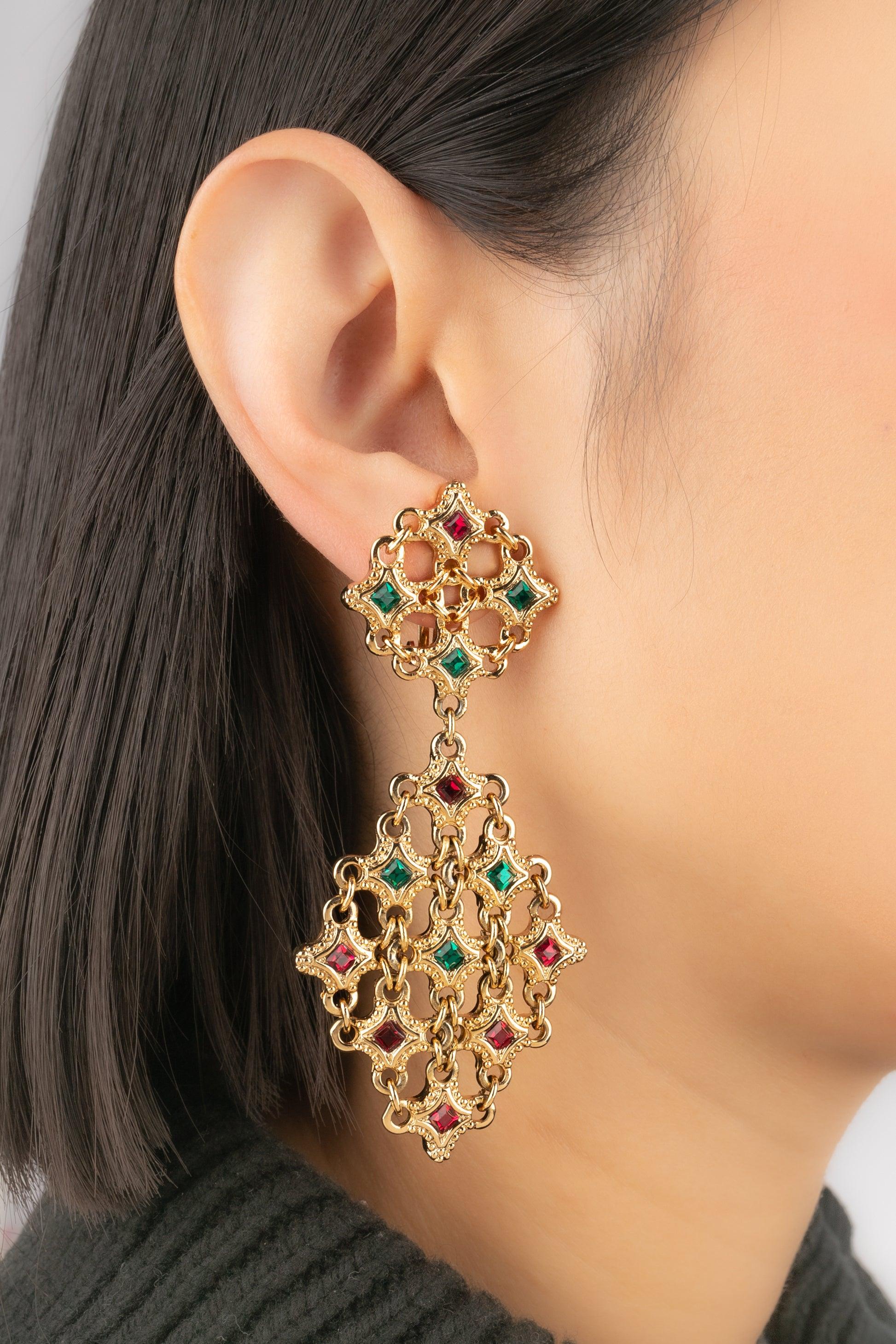 Dior - Golden metal openwork earrings decorated with red and green rhinestones.

Additional information:
Condition: Very good condition
Dimensions: Height: 9 cm

Seller Reference: BO411