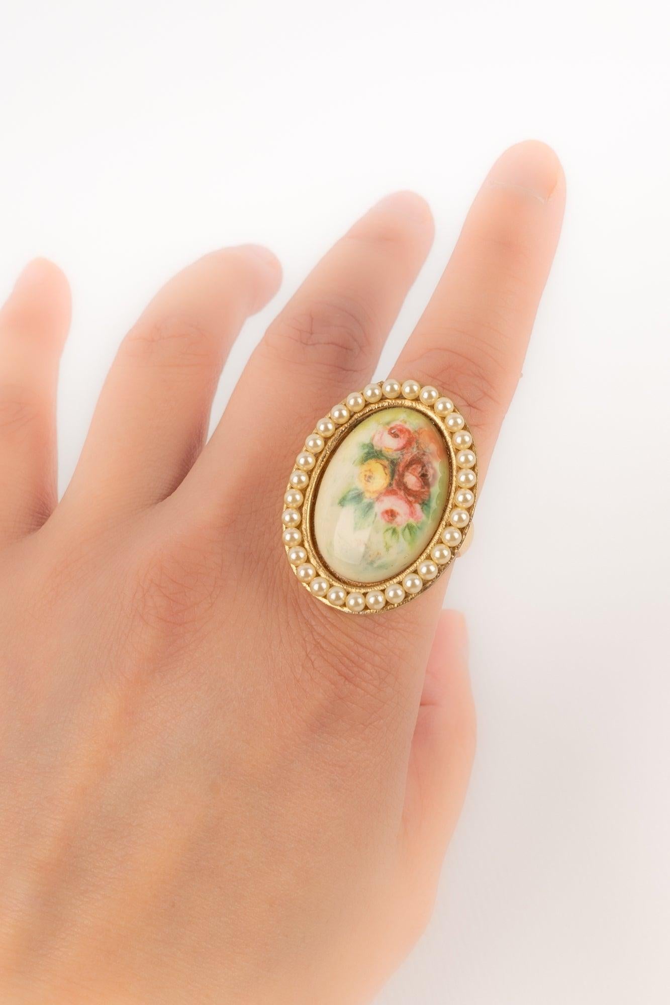 DIOR - Golden metal ring with a cameo and costume pearls. Jewelry from the early 2000s designed under the artistic direction of John Galliano.

Additional information:
Condition: Very good condition
Dimensions: Size 54

SKU:BG1
