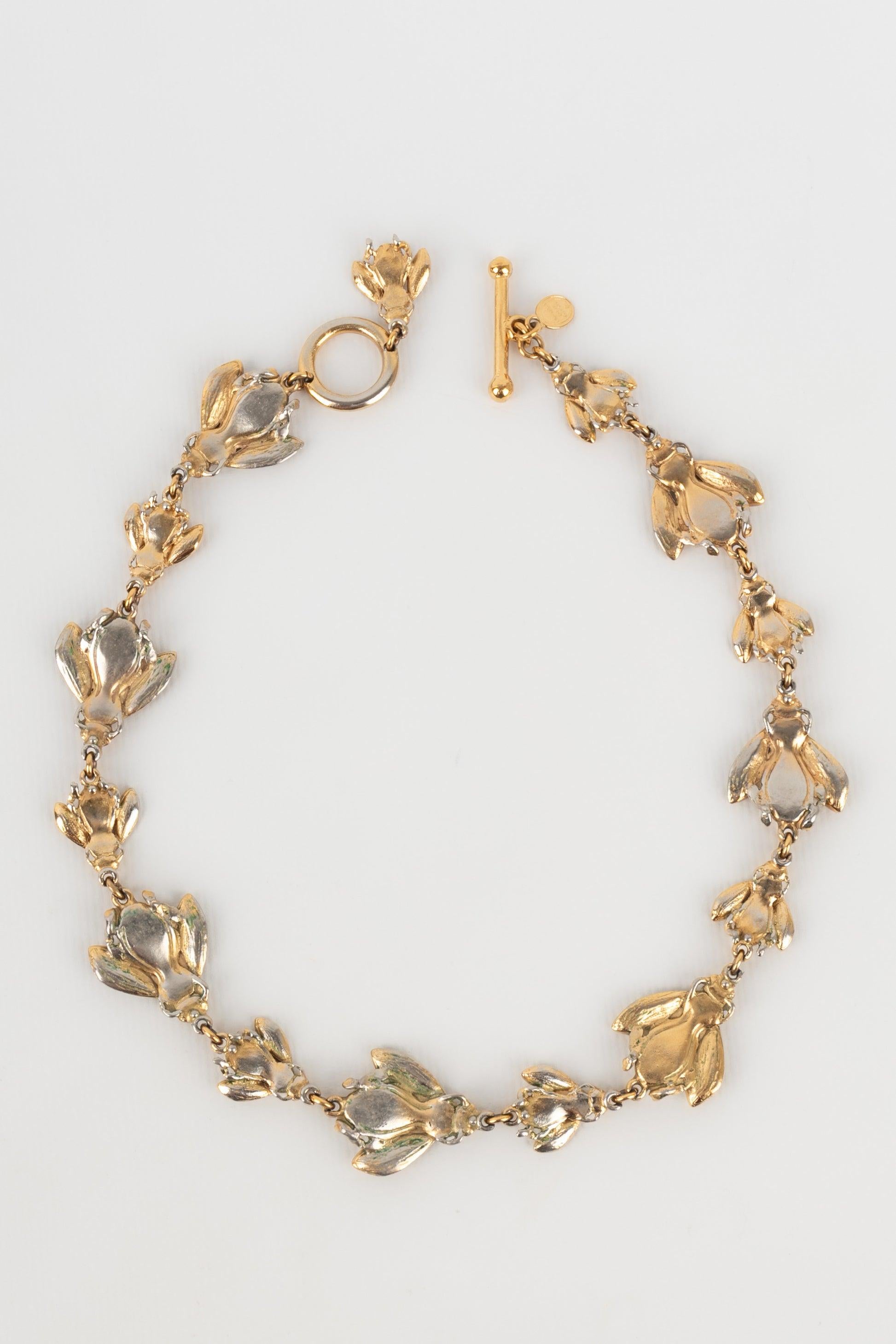 Dior - Golden metal short necklace representing bees.

Additional information:
Condition: Good condition
Dimensions: Length: 40 cm

Seller Reference: BC147