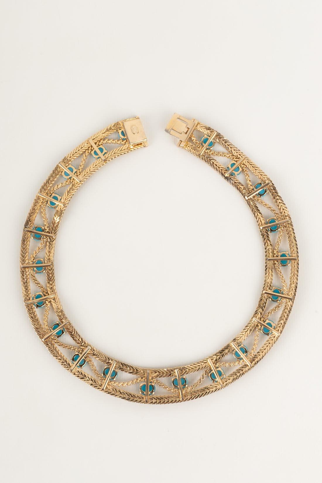 Dior - Golden metal short necklace with blue cabochons. 1965 Collection. To be noted, a clip is unsoldered on the back.

Additional information:
Condition: Very good condition
Dimensions: Length: 44 cm
Period: 20th Century

Seller Reference: BC62