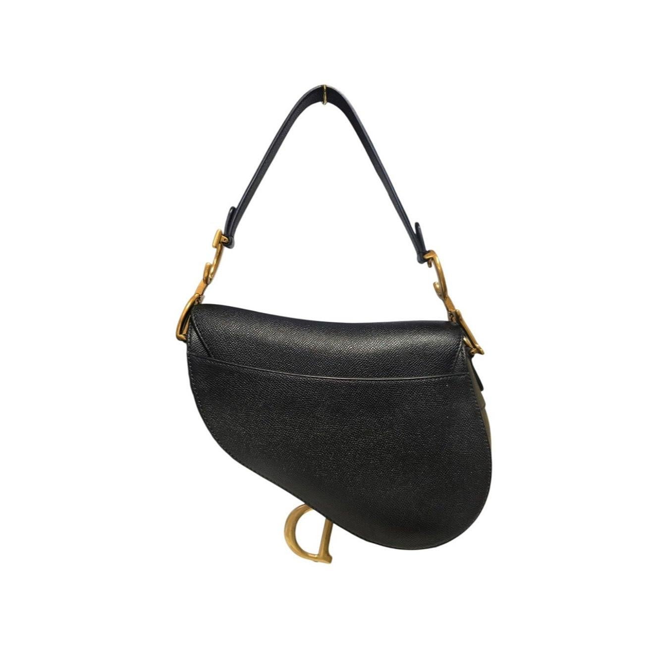 Christian Dior Borsa a sella in pelle di vitello granulata con tracolla ricamata Dior In condizioni ottime in vendita a Scottsdale, AZ
