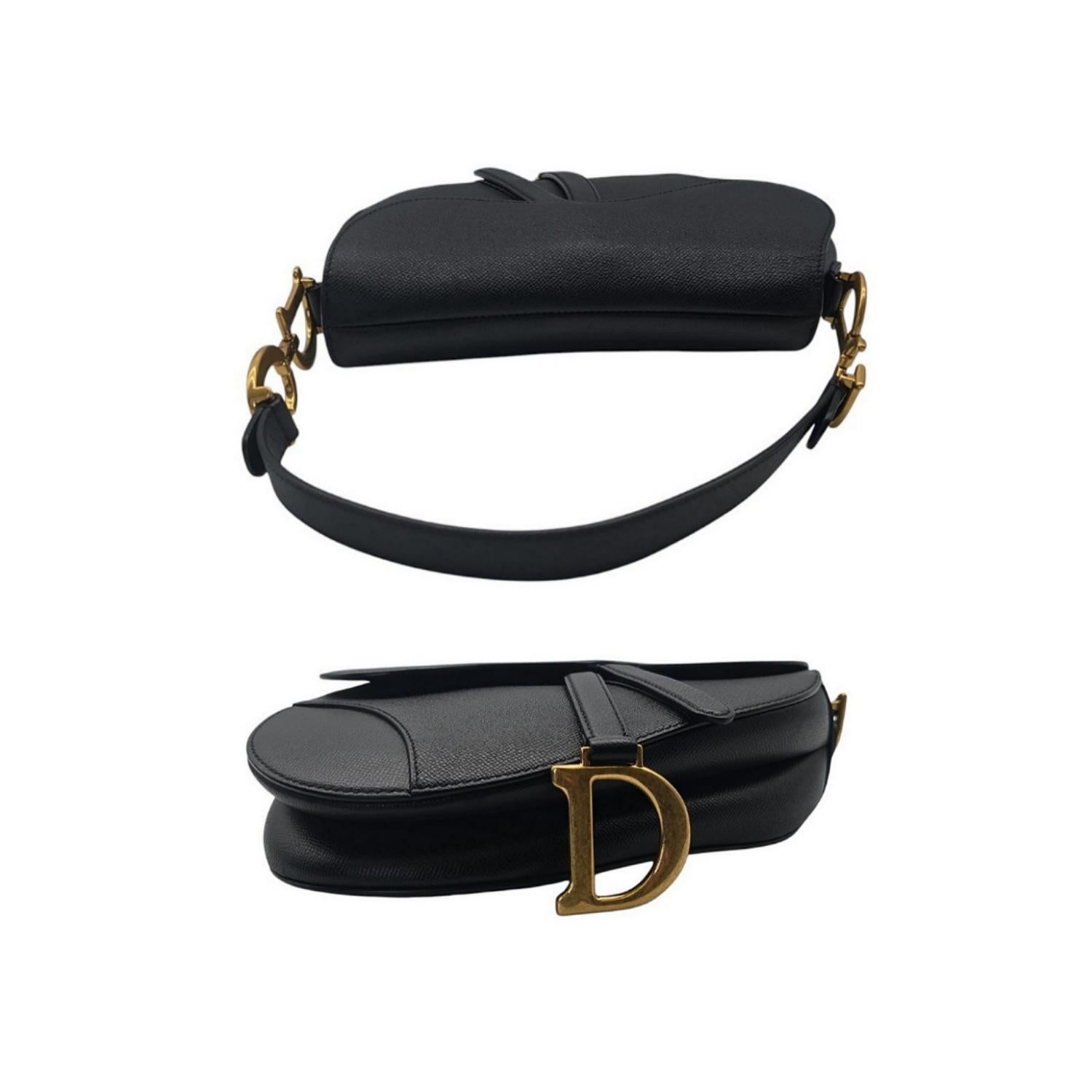 Christian Dior Borsa a sella in pelle di vitello granulata con tracolla ricamata Dior in vendita 1
