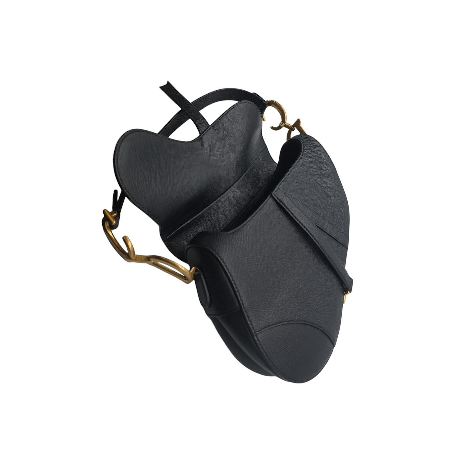 Christian Dior Borsa a sella in pelle di vitello granulata con tracolla ricamata Dior in vendita 2