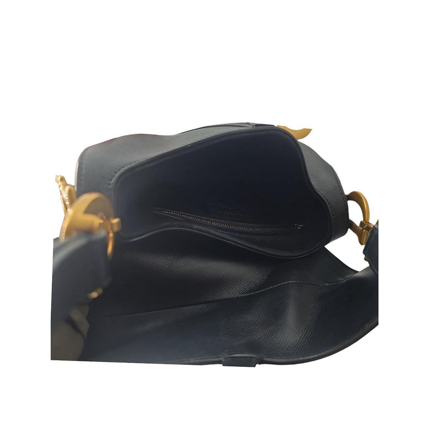 Christian Dior Borsa a sella in pelle di vitello granulata con tracolla ricamata Dior in vendita 3