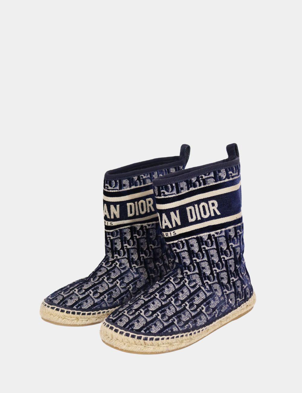 Christian Dior Monogram Velvet and Canvas Granville Snow Boots, features round toe, and a monogram print.

Material: Velvet, Canvas
Size: EU 36
Overall Condition: Good
Interior Condition: Signs of use
Exterior Condition: Scuffing / Fabric Damage