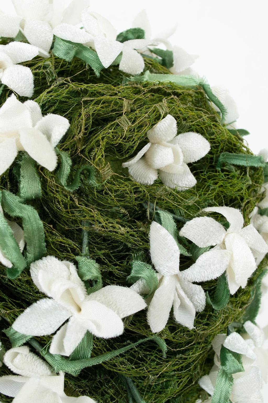 Christian Dior Grasgrüner Bienenstock-Turban-Hut mit Samt-Gardenien - S-M, 1950er Jahre im Angebot 6