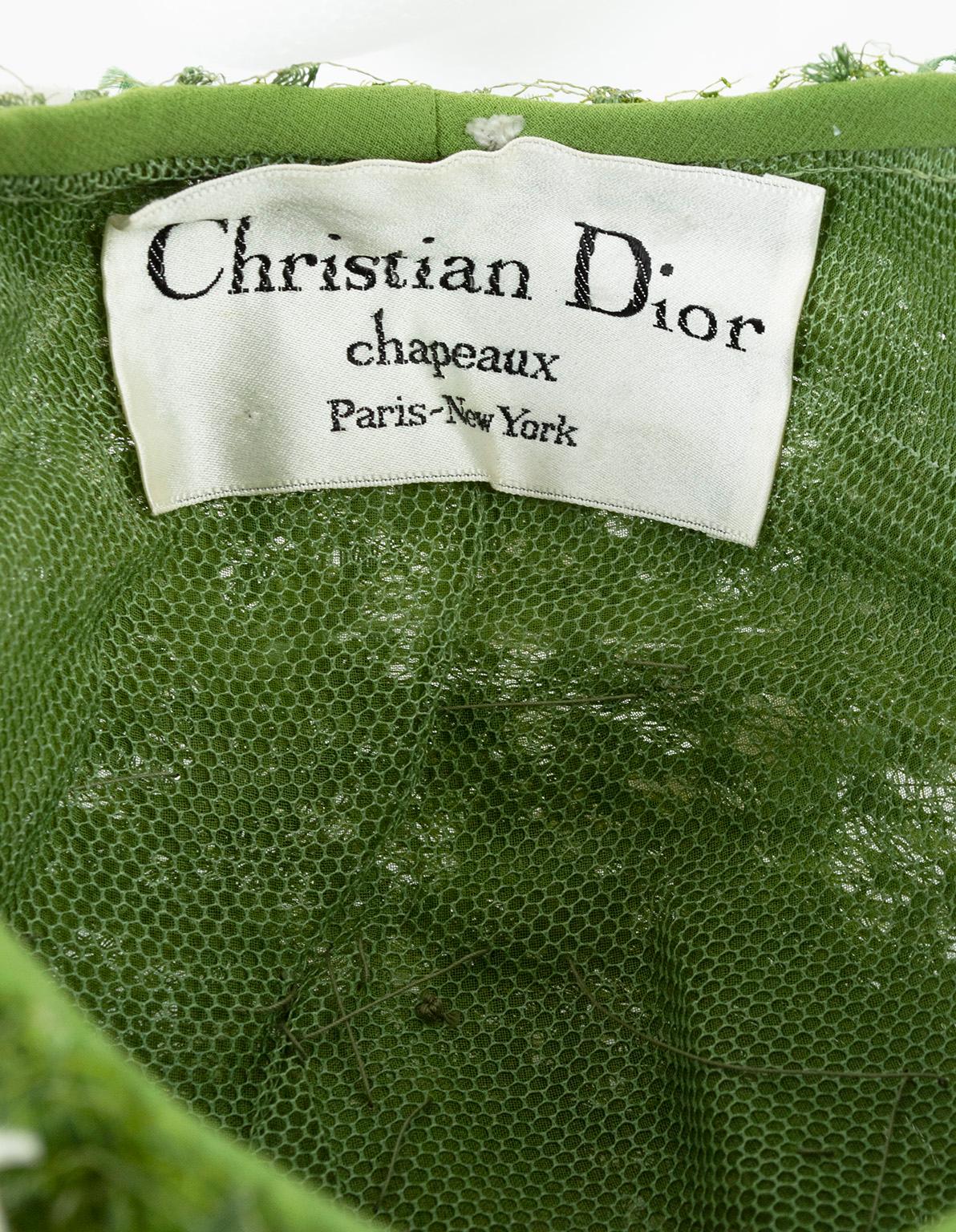 Chapeau turban à ruche vert gazon de Christian Dior avec des gardénias en velours - S-M, années 1950 en vente 10