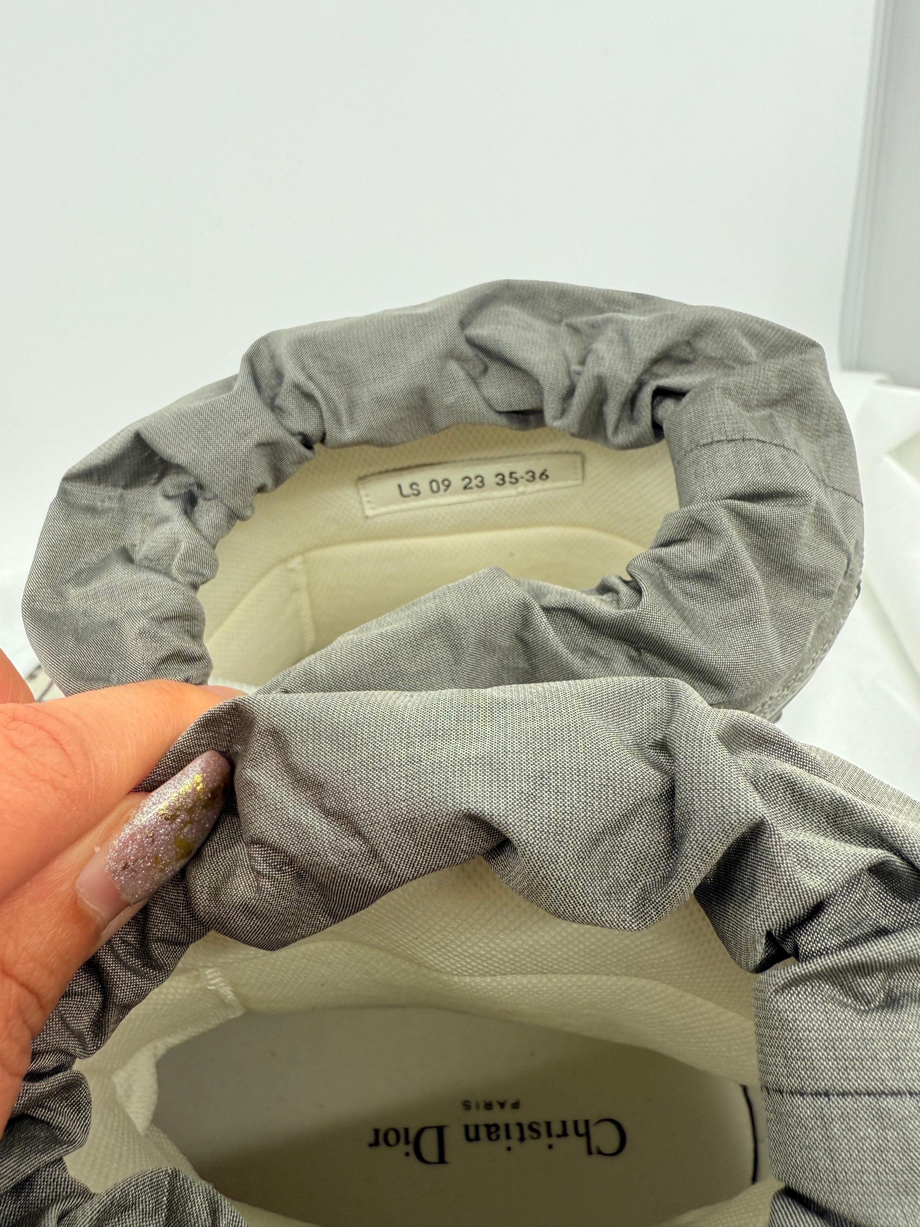 クリスチャンディオール アルプス ショート スノー ブーツ size 35-36 Christian Dior Gray and White Alps Snow Boots For Sale at 1stDibs