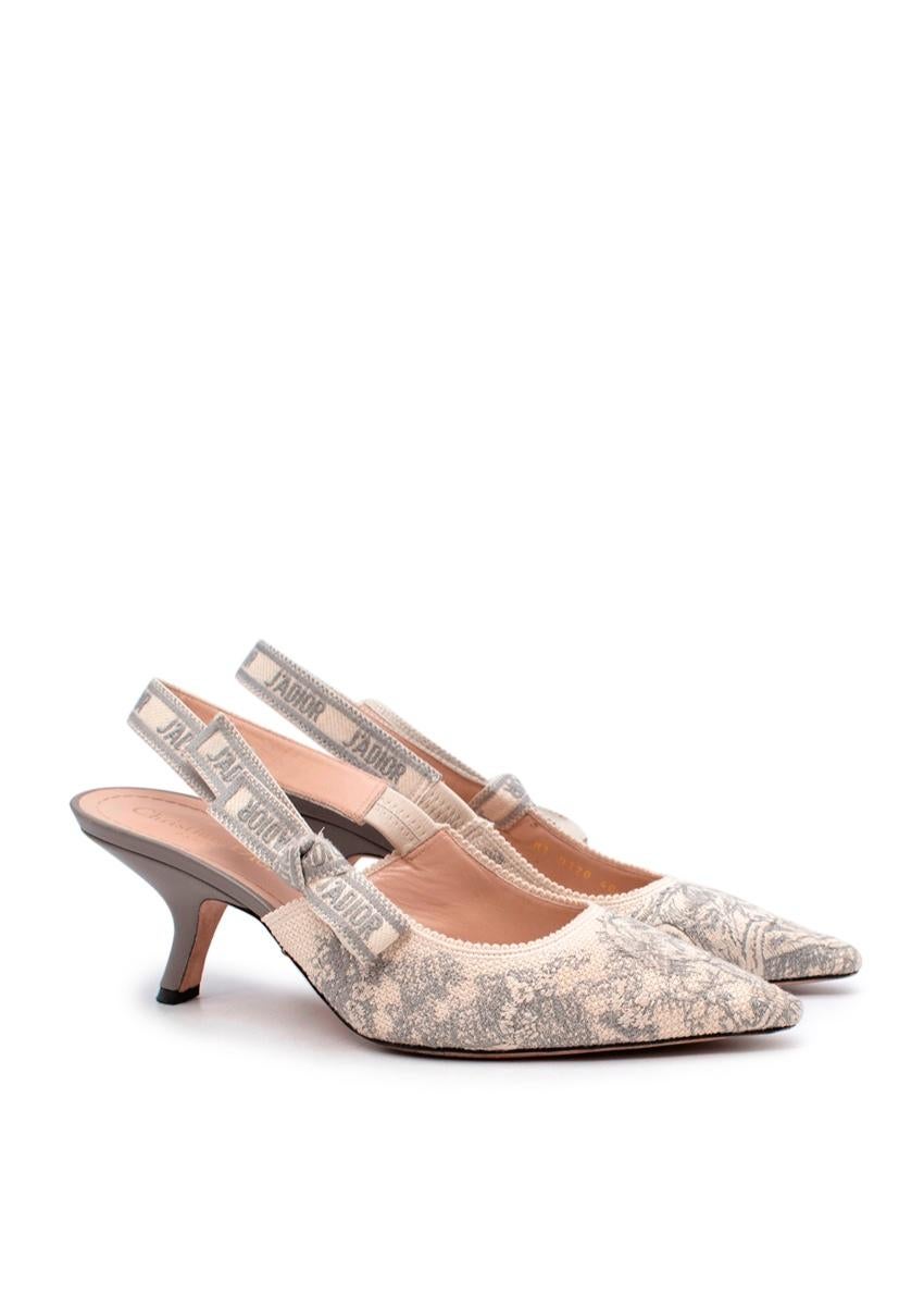 Christian Dior Grauer Toile de Jouy J'adior Slingback Pumps mit Absatz
 

 - Obermaterial aus gewebtem Toile de Jouy in zartem Grau und Elfenbein
 - Slingback-Absatz mit charakteristischem J'ADIOR-Repetierband
 - Spitze Zehe
 - Auf einem halbhohen,