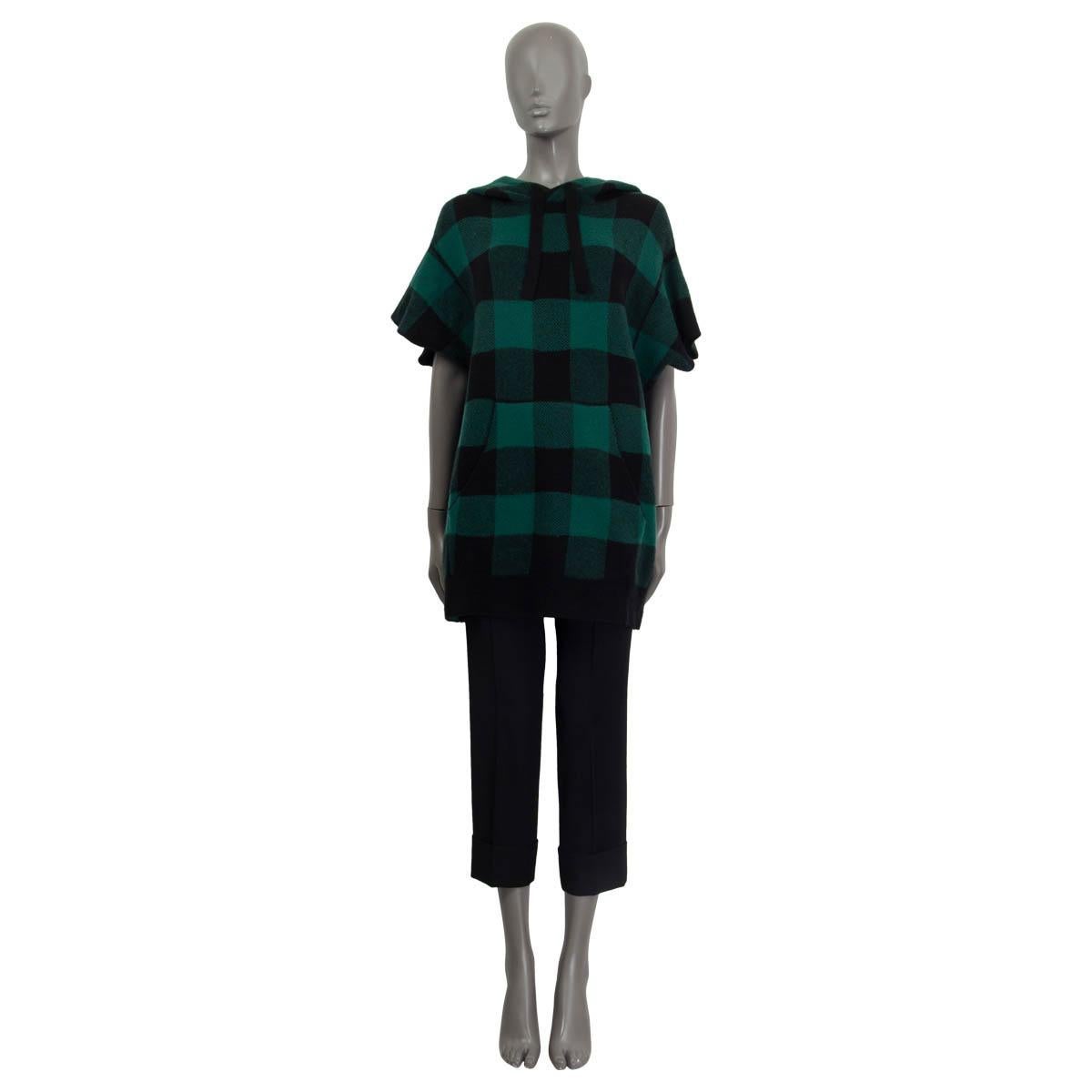 100% authentic Christian Dior 2019 J'Adior 8 hooded plaid sweater in green and black cashmere (96%), polyamide (3%) and elastane (1%). Features short sleeves, a front pocket and tie accents at the neck. Unlined. Has been worn and is in excellent