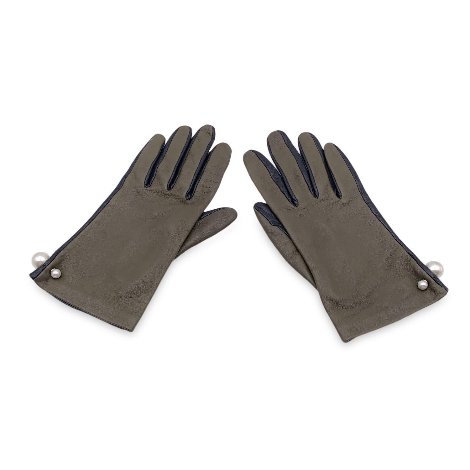 Elegant Tribales Gloves by Dior in military green and black leather. Dior Tribales buttons with white resin pearls. 100% lambskin. Made in France. Size 7.5 (medium size)



Details

MATERIAL: Leather

COLOR: Green

MODEL: Tribales

GENDER: