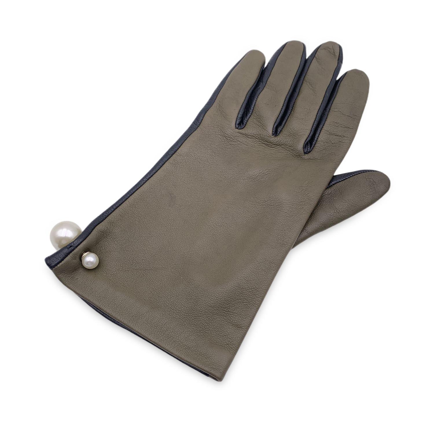 Christian Dior Green Black Leather Tribales Pearl Gloves Size 7.5 In Excellent Condition For Sale In Rome, Rome