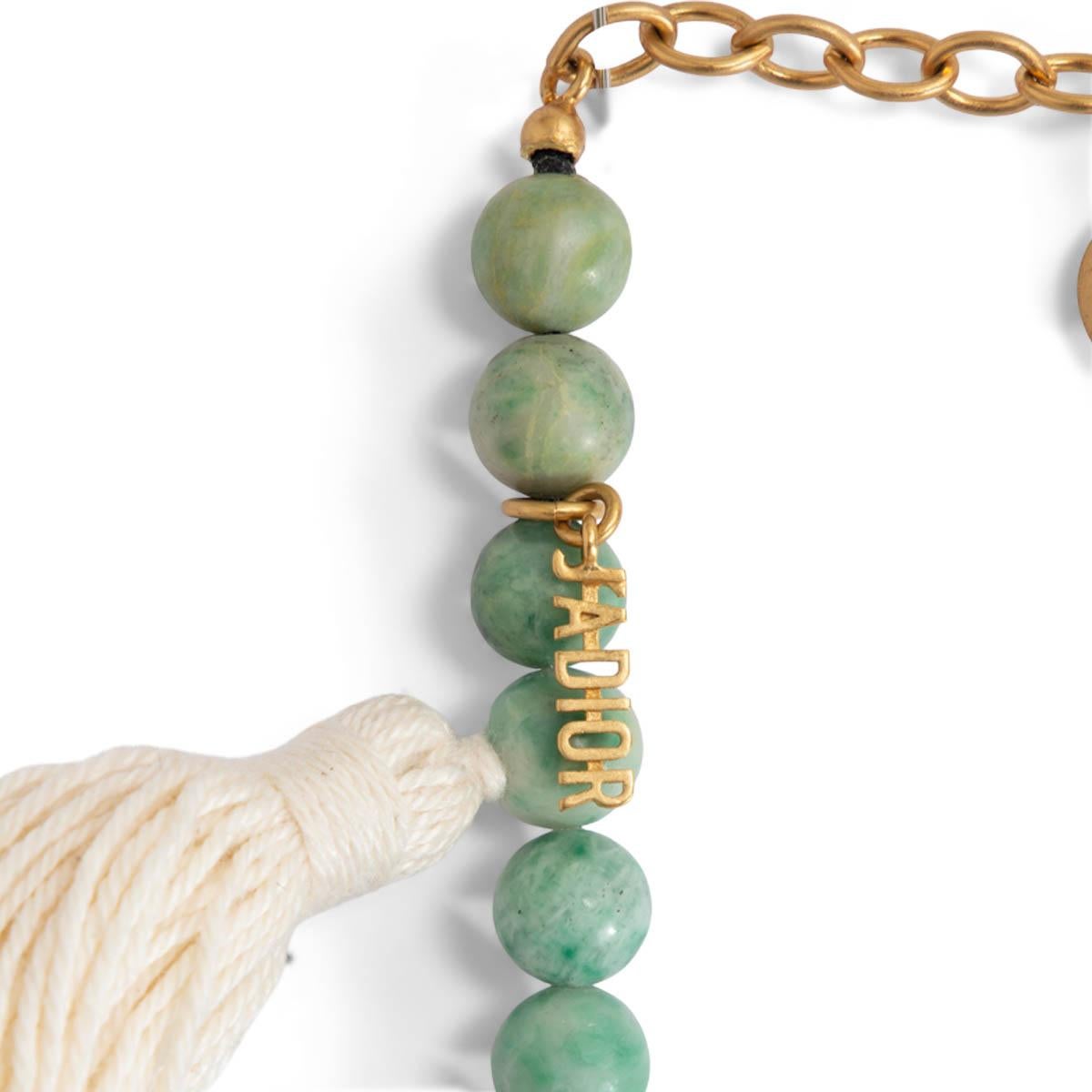 100% authentique bracelet double enveloppe Christian Dior Garden en perles de jaspe. Peut également être porté en tant que tour de cou. Comprend des charmes en or et un pompon blanc. A été porté et est en excellent état.

Length40cm (15.6in)

Toutes