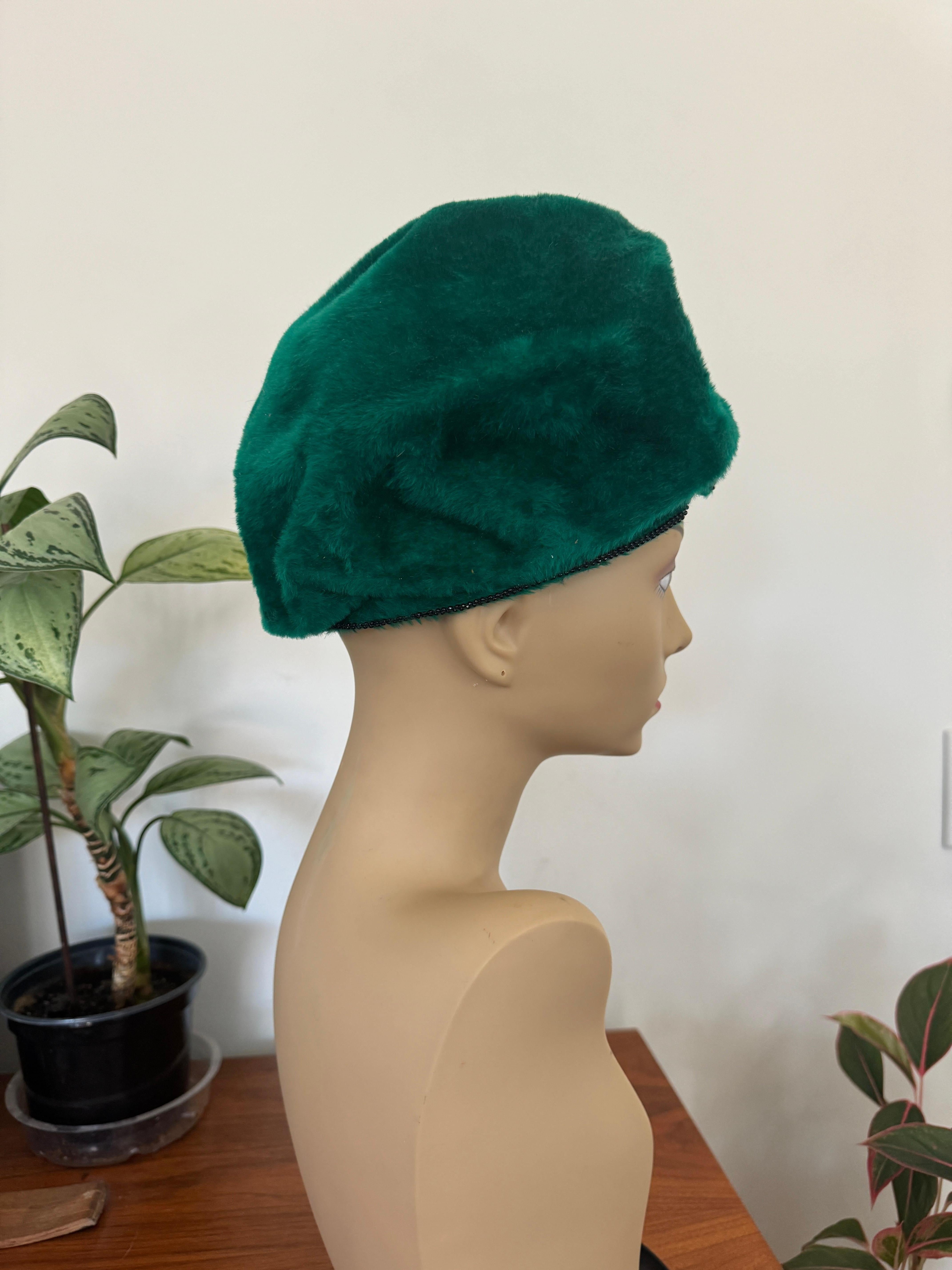 Impresionante Gorro Vintage Christian Dior Verde 
Verde esmeralda con pedrería negra 
En perfecto estado 
22