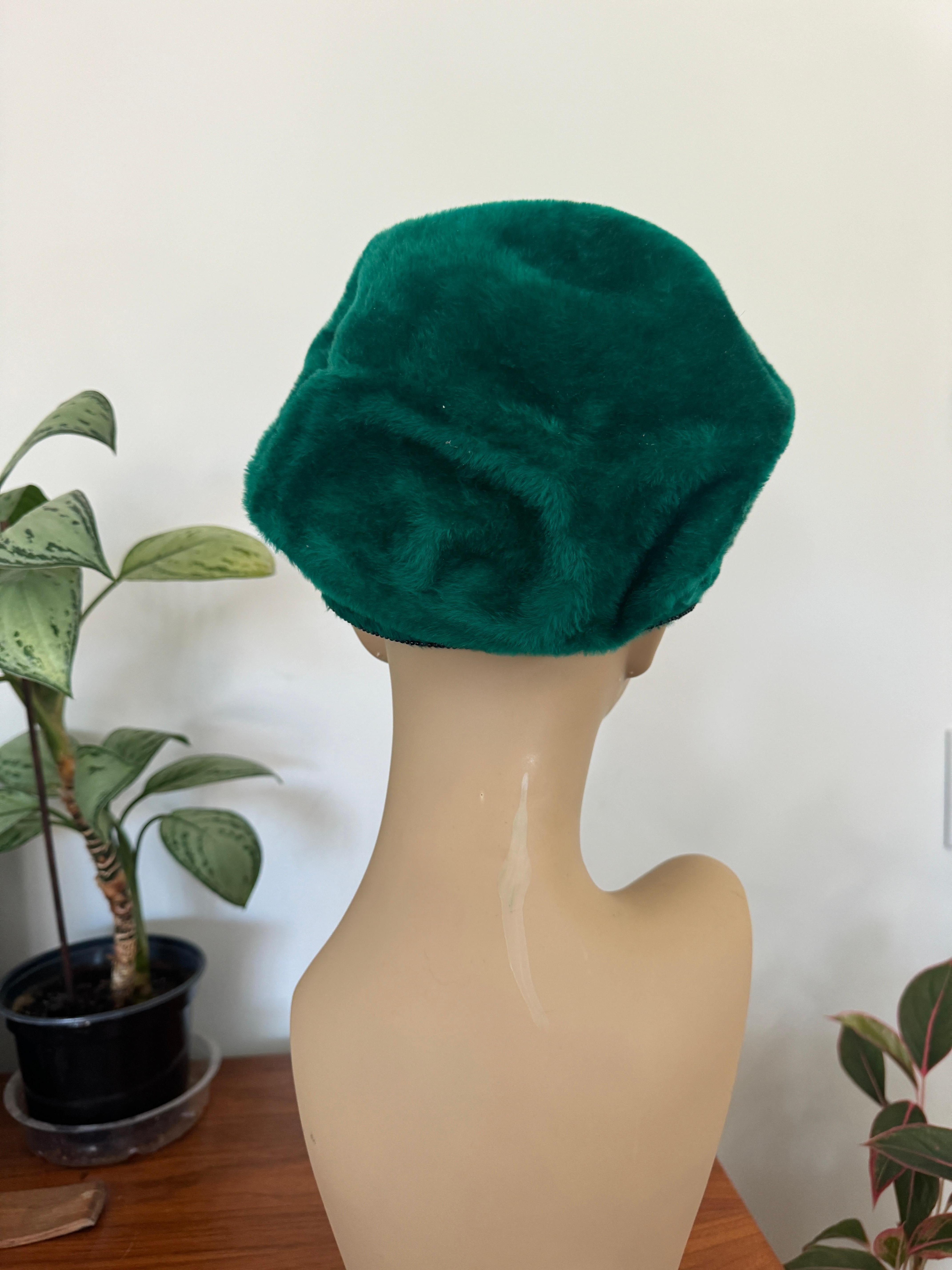 Christian Dior Sombrero de piel sintética verde con cuentas Años 50 - 60 Marrón en venta