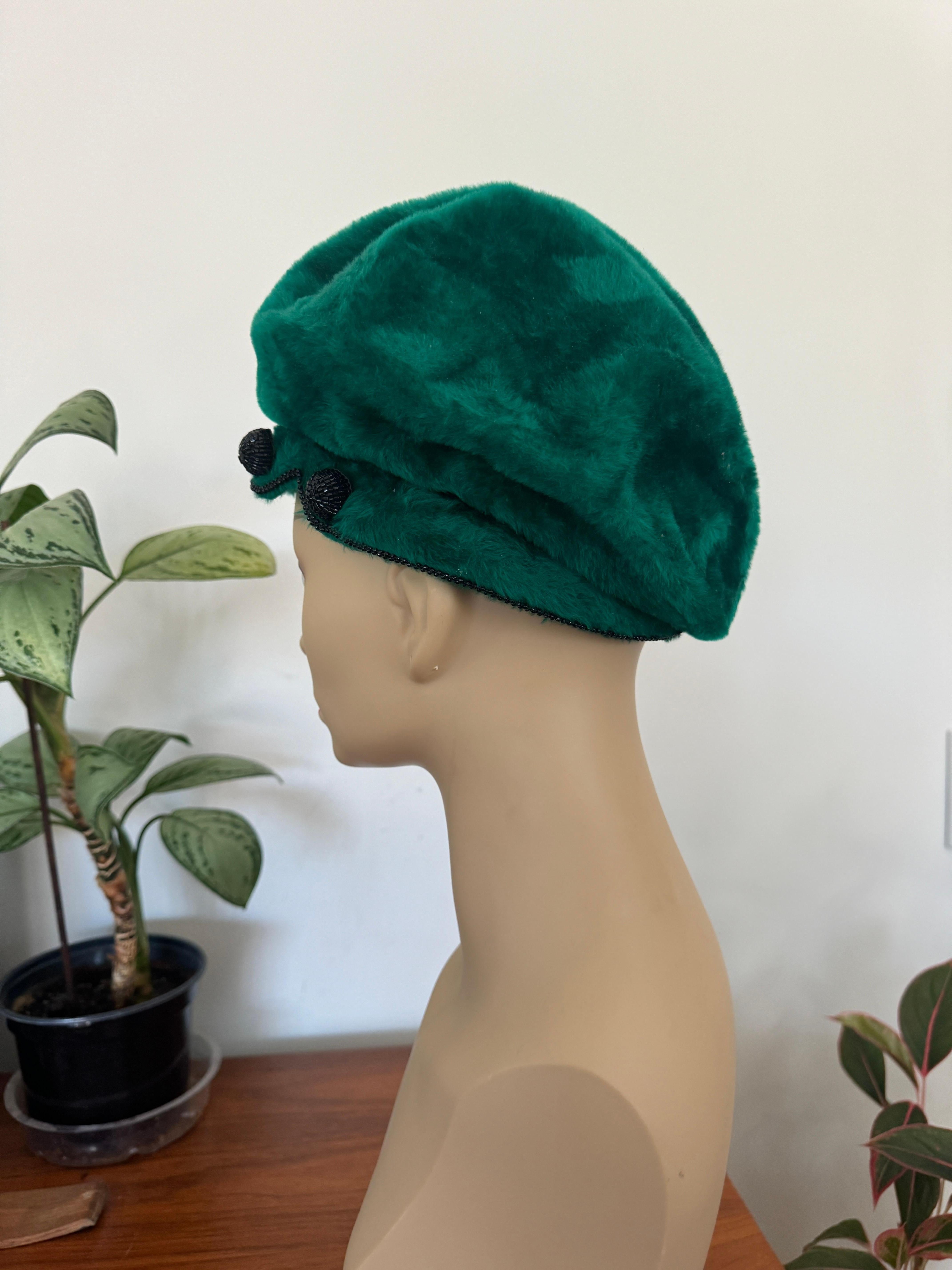Christian Dior Sombrero de piel sintética verde con cuentas Años 50 - 60 en Bueno estado para la venta en Wallkill, NY