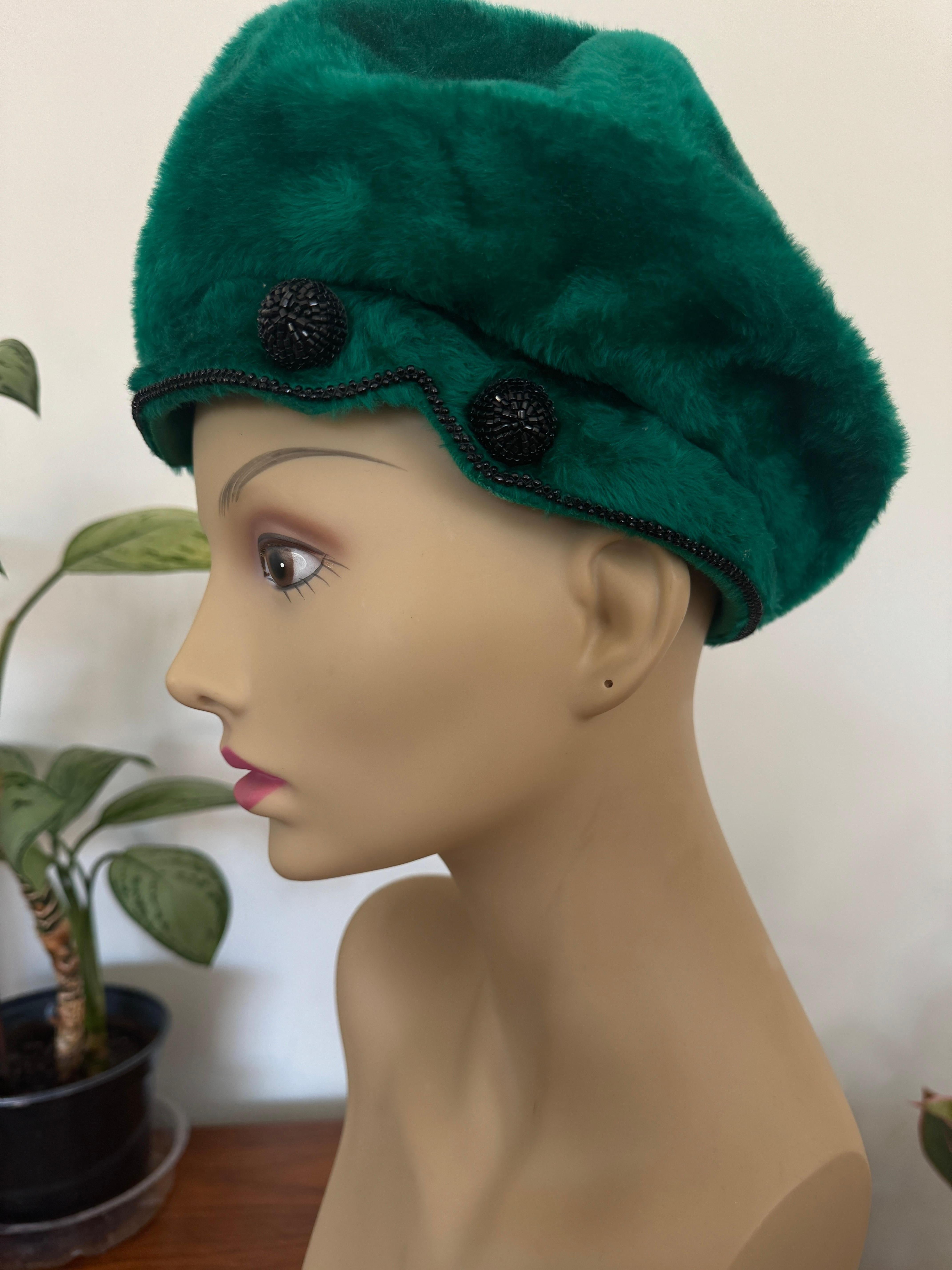 De las mujeres Christian Dior Sombrero de piel sintética verde con cuentas Años 50 - 60 en venta