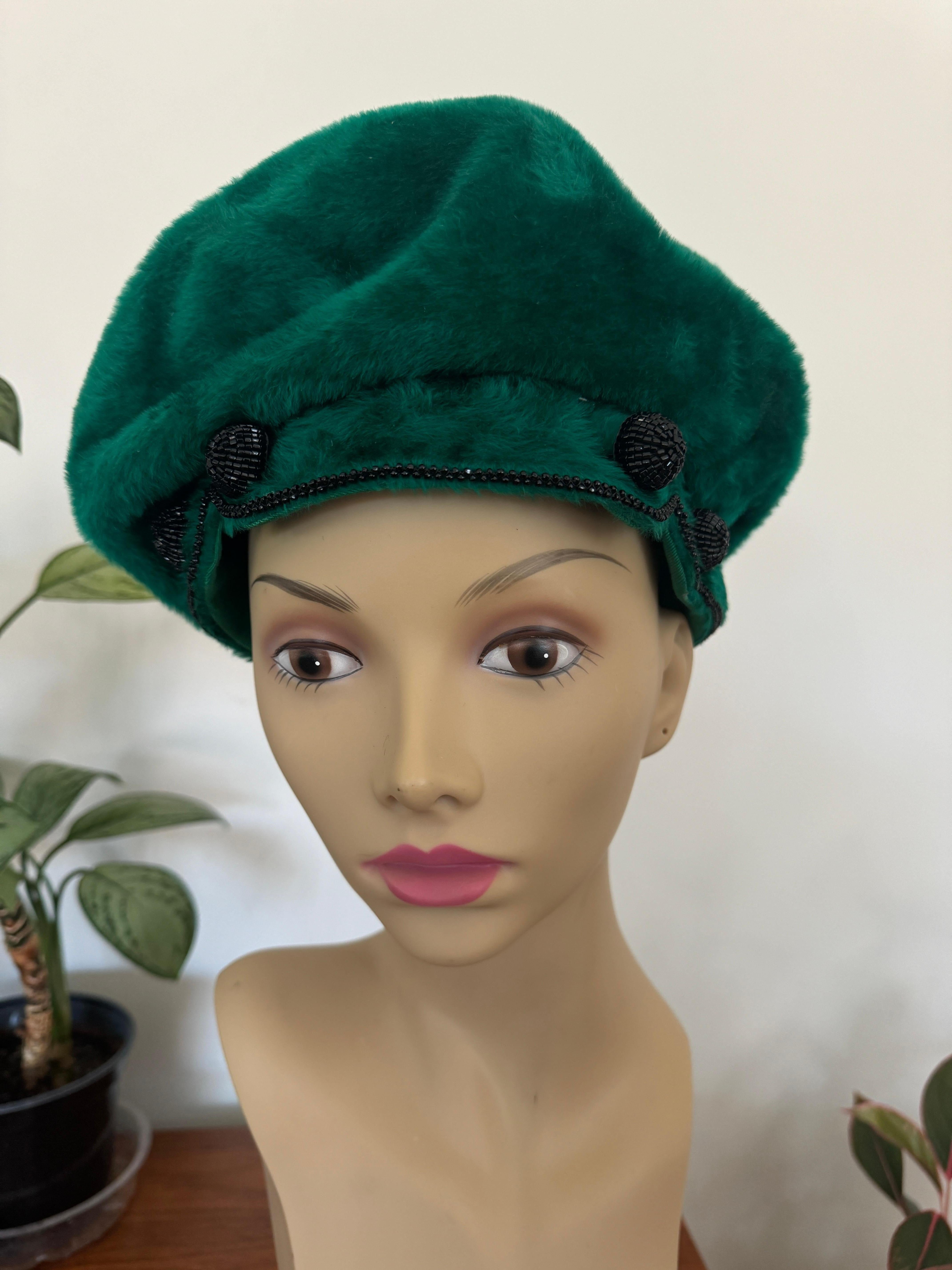 Christian Dior Sombrero de piel sintética verde con cuentas Años 50 - 60 en venta 1