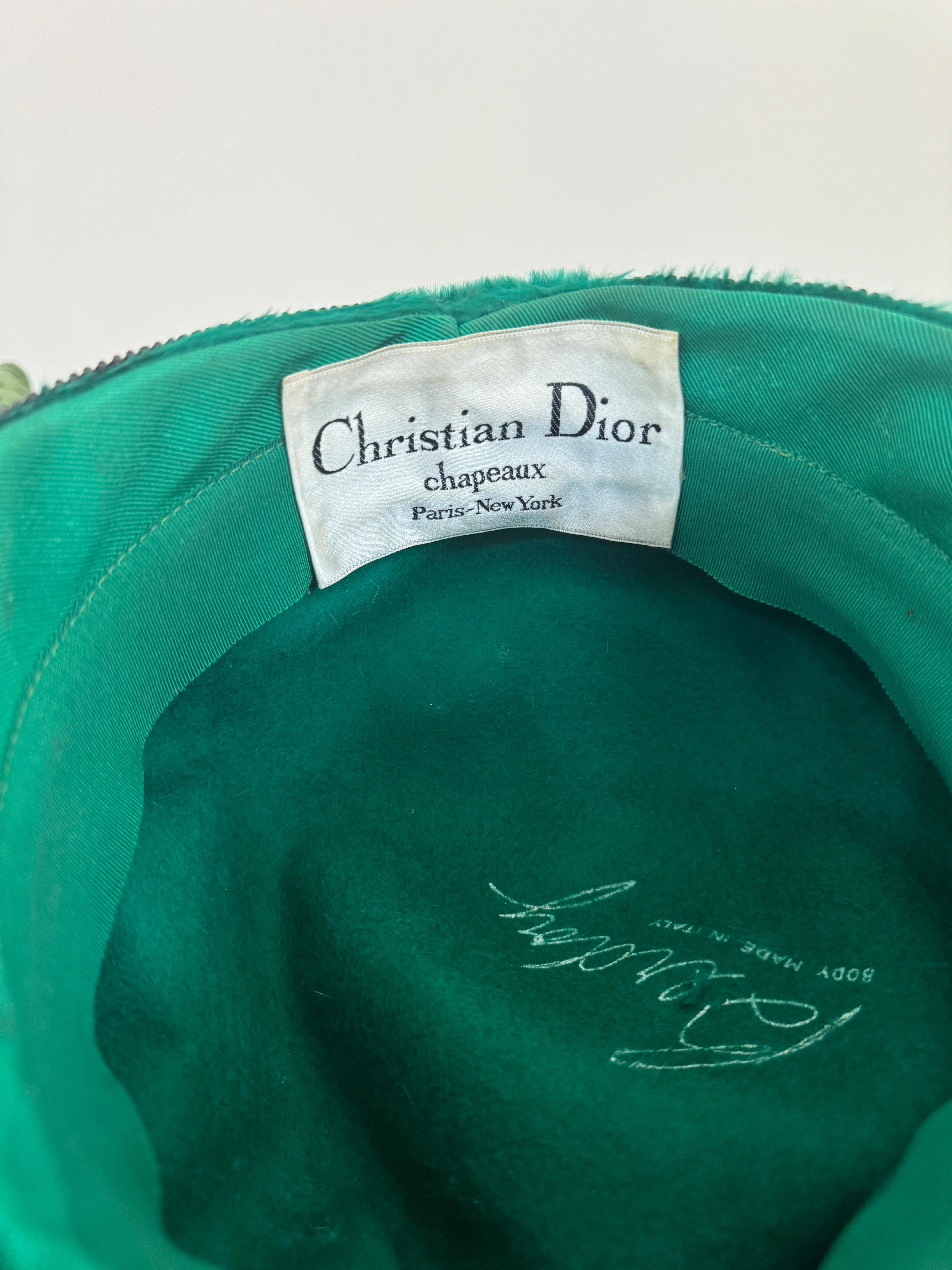 Christian Dior Sombrero de piel sintética verde con cuentas Años 50 - 60 en venta 2
