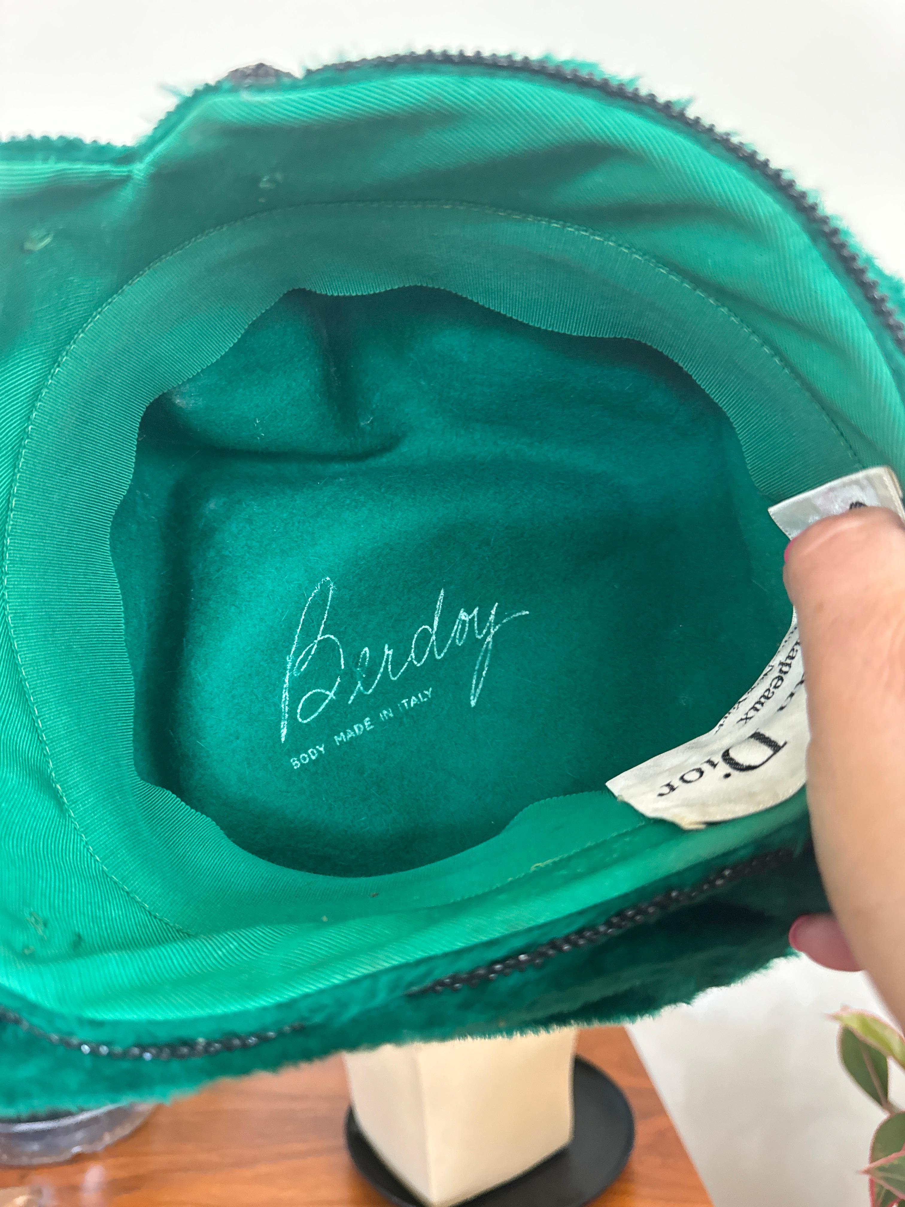 Christian Dior Sombrero de piel sintética verde con cuentas Años 50 - 60 en venta 3