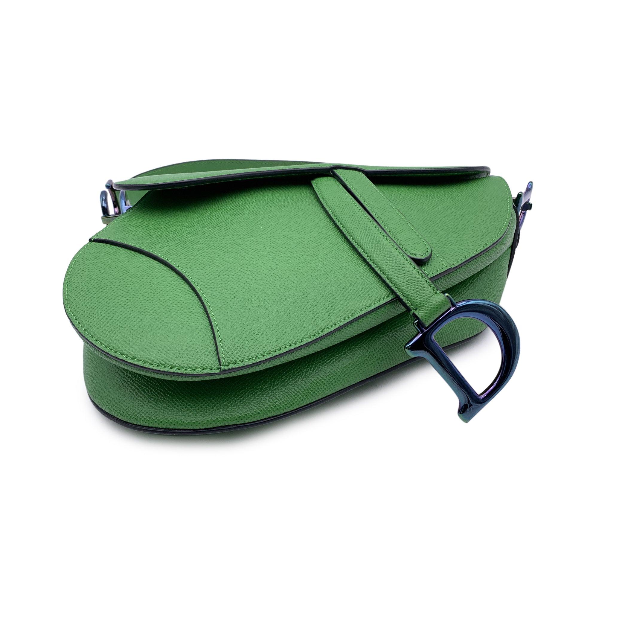 Christian Dior Bolso bandolera de piel verde con herrajes iridiscentes en Excelente Estado en Rome, Rome