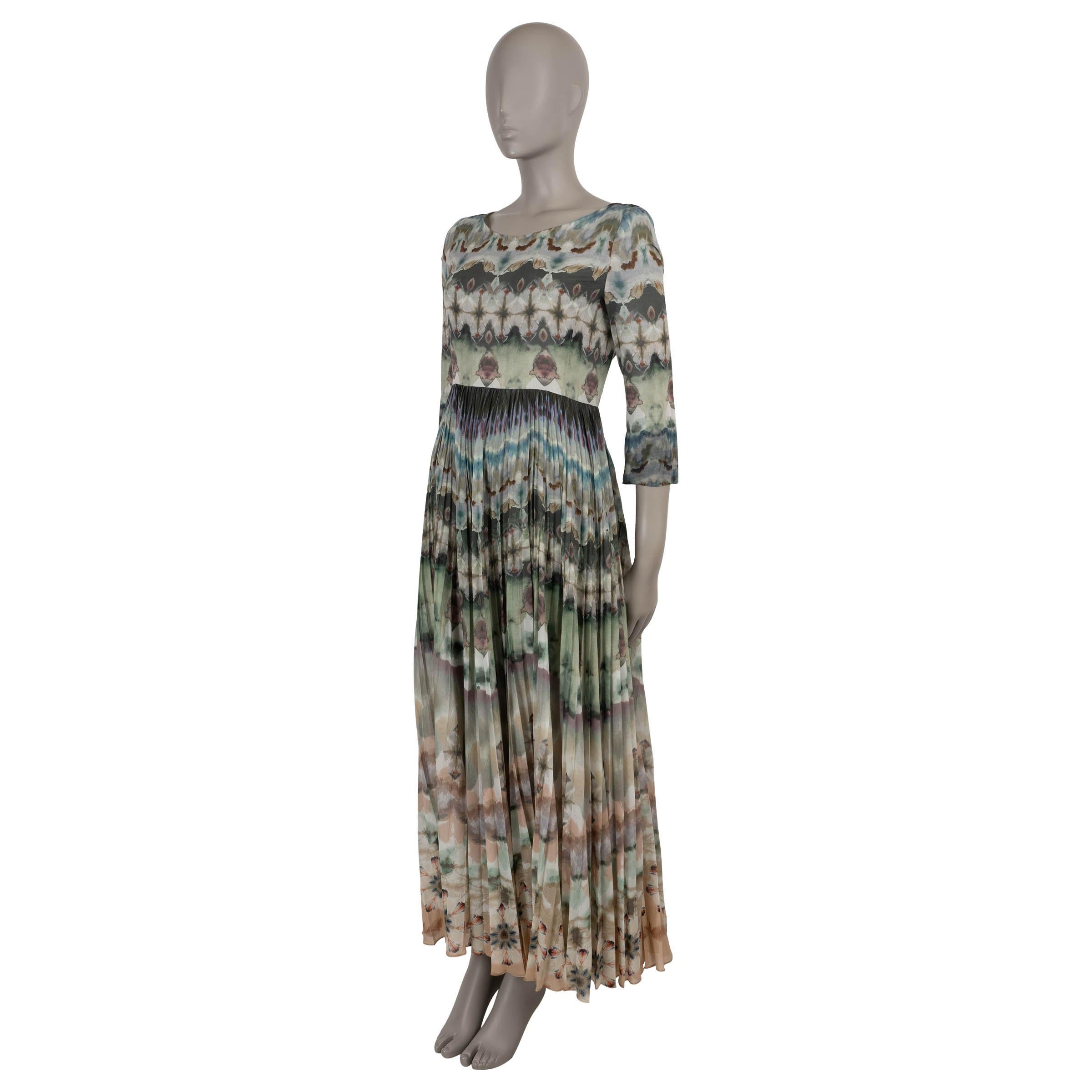Este vestido KaleiDiorscopic 100% auténtico de Christian Dior está confeccionado en una vibrante mezcla de algodón muselina teñido en verde, nude, marrón y beige (100%). Con una favorecedora silueta ajustada con una falda plisada de longitud maxi,
