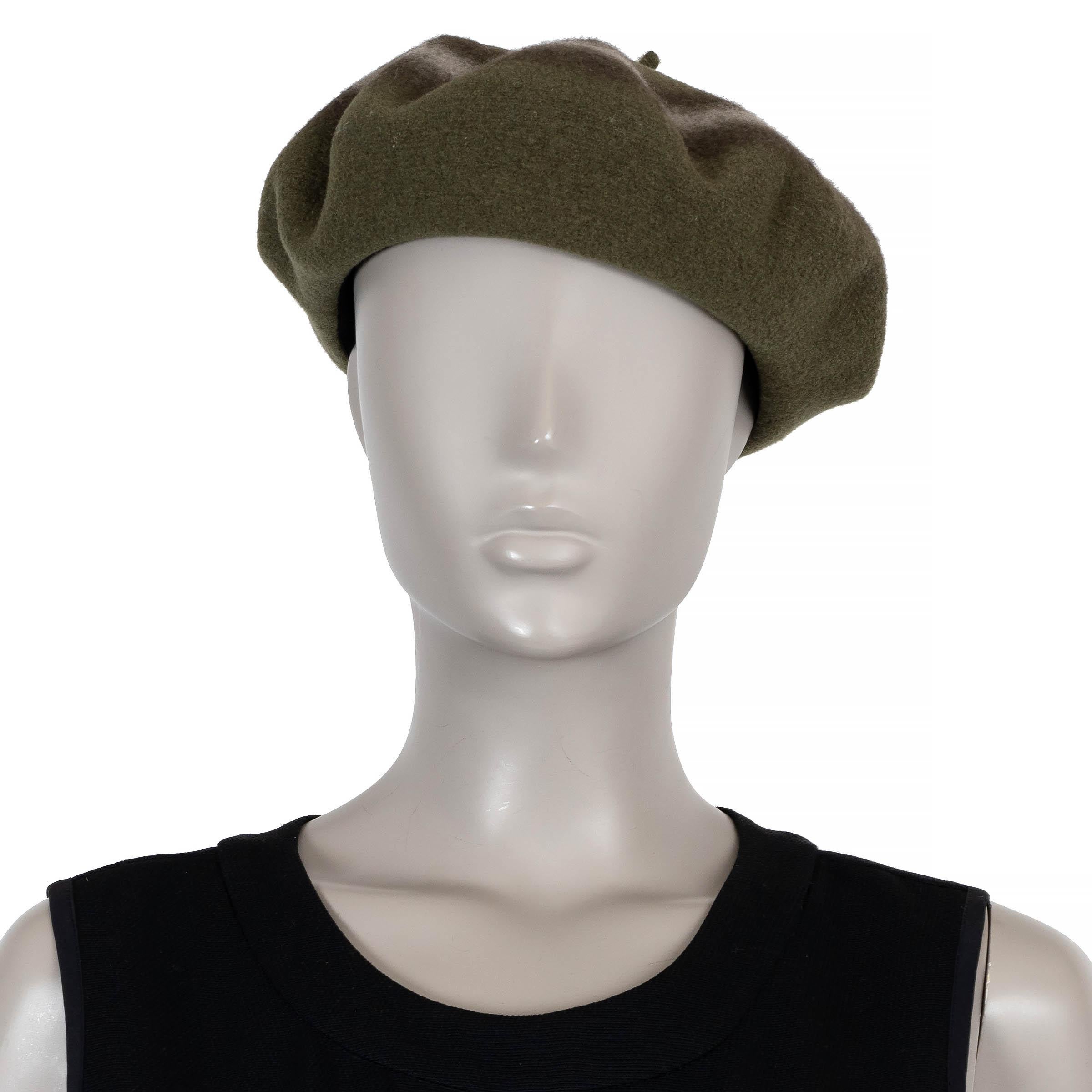 Ce béret Christian Dior 100% authentique en laine feutrée tie-dye vert militaire, noir et blanc (100%) ajoute une touche artistique audacieuse à une silhouette intemporelle. Veuillez noter que le contenu et l'étiquette de taille sont manquants. Il