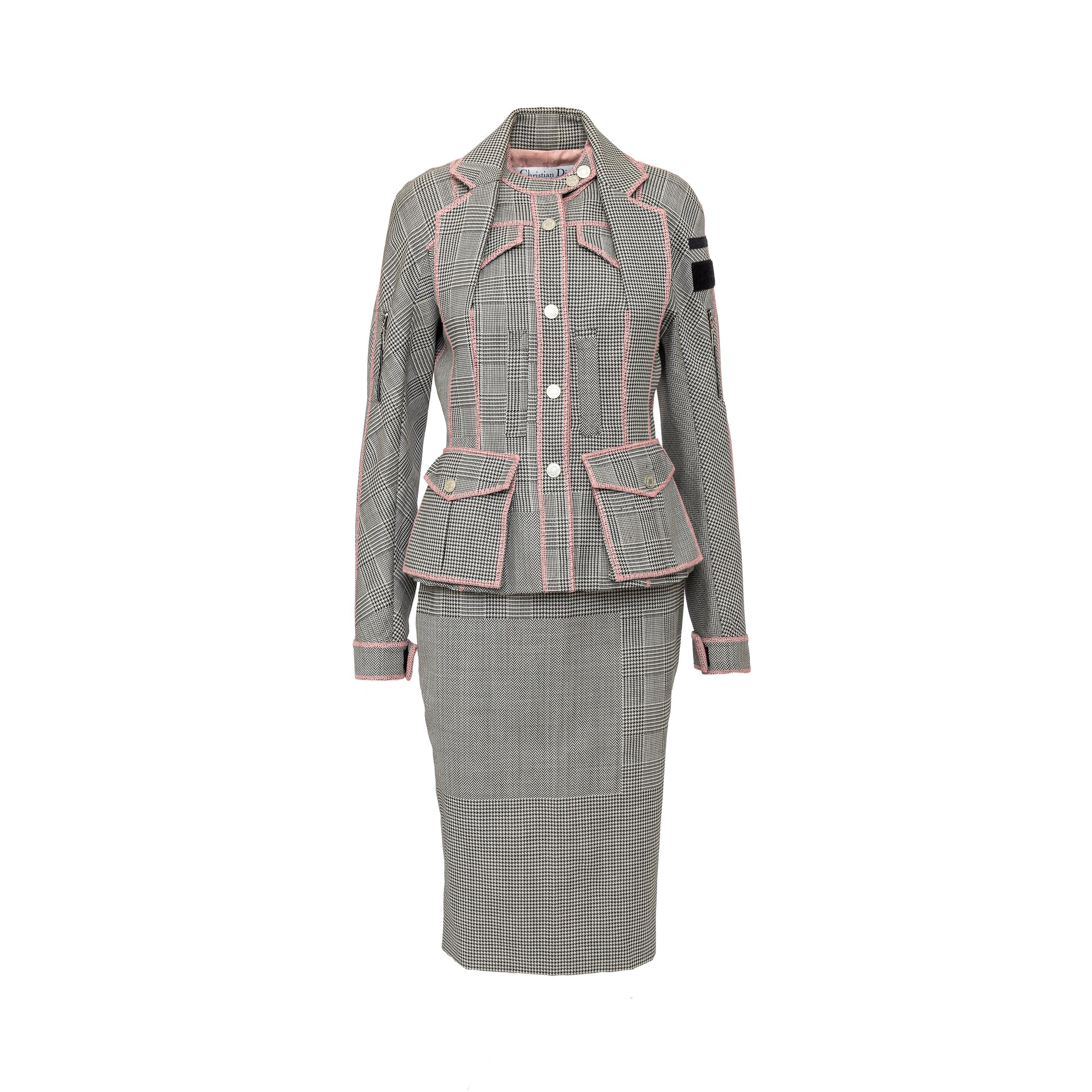 Completa il tuo guardaroba vintage con il set in lana e seta grigio e rosa Christian Dior for Christian Dior. Realizzato in lana, questo set a due pezzi presenta un mix unico di motivi diversi e un taglio simile a quello visto nella passerella della