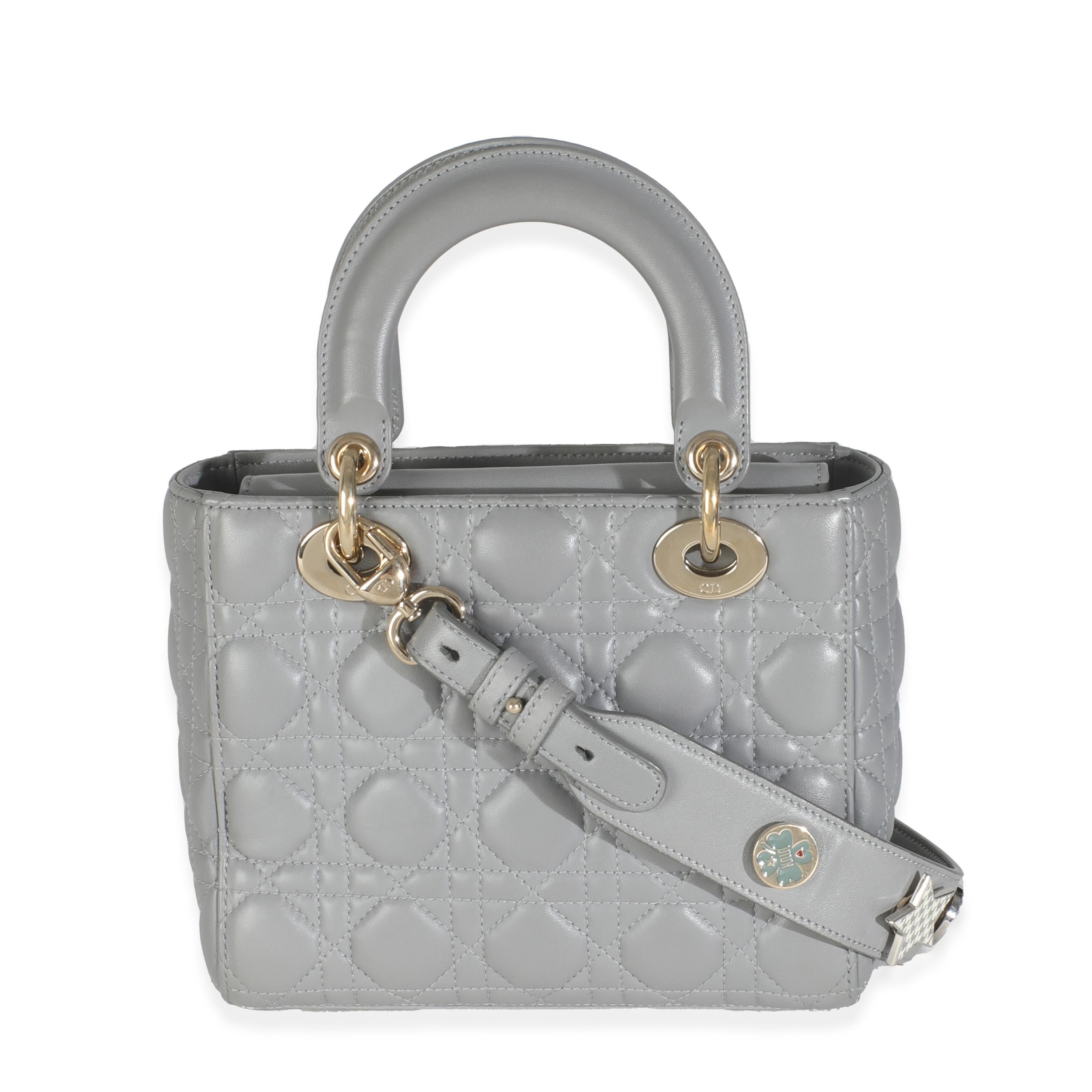 Auflistung Titel: Christian Dior Grau Cannage Gestepptes Lammfell Klein My ABC Lady Dior
SKU: 145497
Zustand: Gebraucht 
Beschreibung des Zustands: Die ursprünglich 