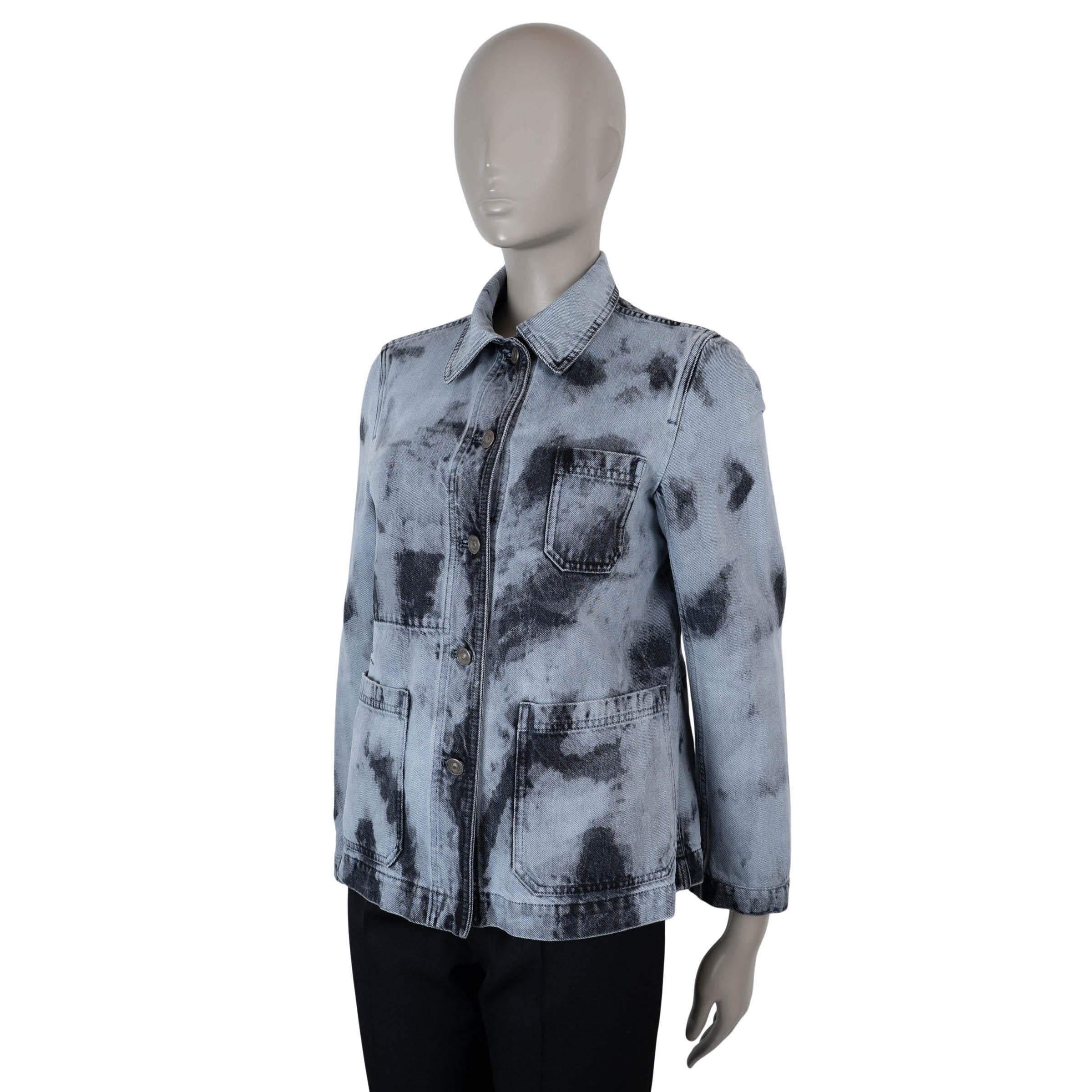 Questa giacca in denim autentica al 100% di Christian Dior è realizzata in cotone tie-dye grigio (con sfumature blu) per un look audace e contemporaneo. Con una silhouette rilassata, presenta tre tasche applicate sul davanti, il dettaglio dell'ape