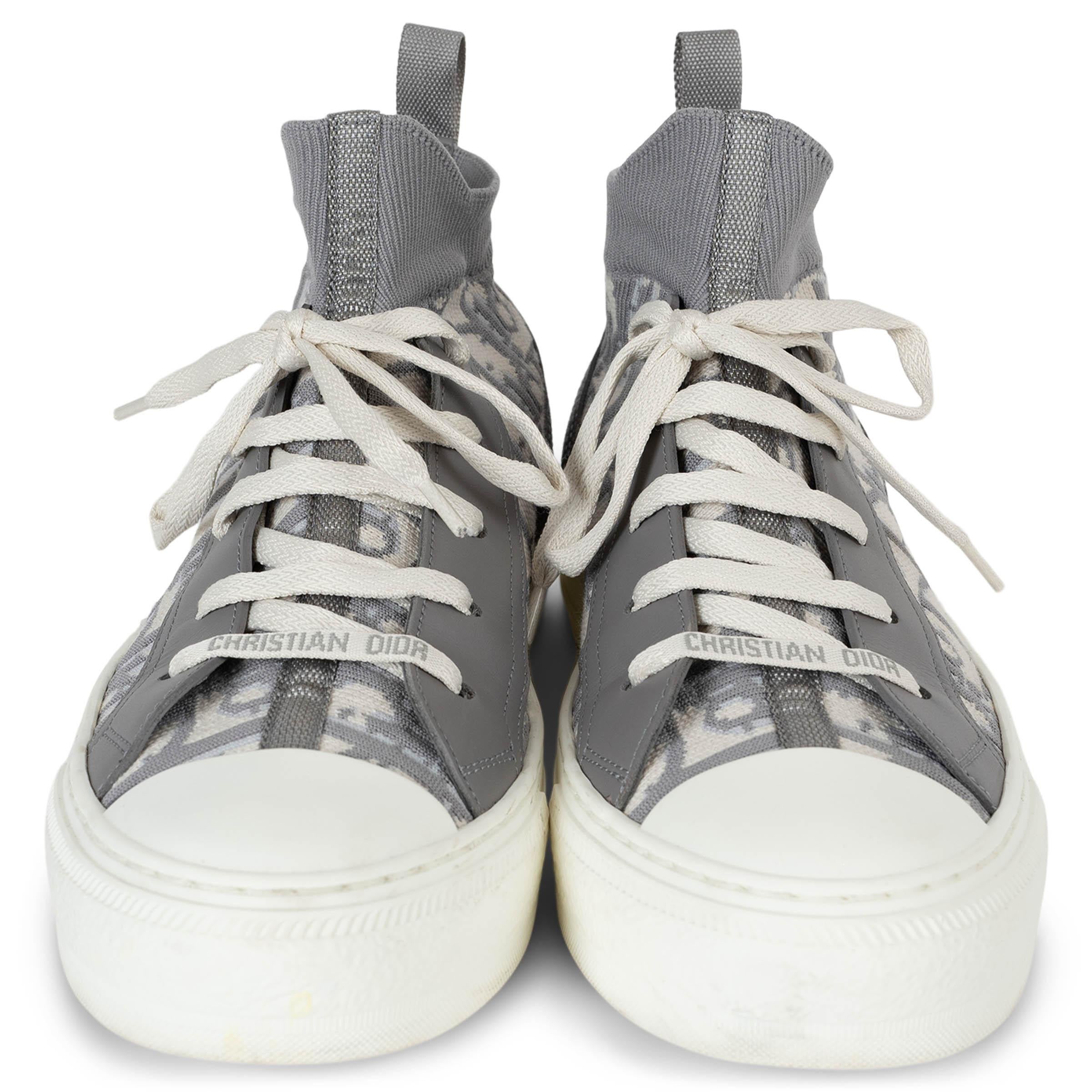 Diese 100% authentischen Christian Dior Walk'n'Dior Plateau-Sneakers aus grauem und weißem Oblique Technical Mesh fangen die moderne sportliche Eleganz der Maison ein. Sie sind mit farblich abgestimmten Lederbesätzen versehen und verfügen über weiße