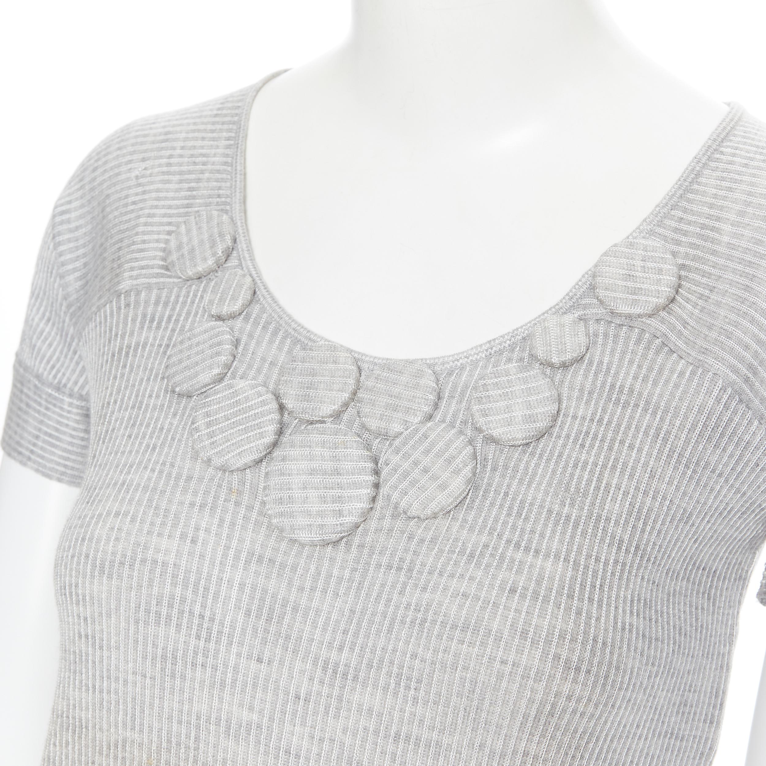 CHRISTIAN DIOR grey struoed viscose wool fabric brooch button sweater top FR36
Brand: Christian Dior
Designer: Christian Dior
Model Name / Style: Sweater top
Material: Viscose, wool
Color: Grey
Pattern: Striped
Extra Detail: Fabric covered button