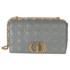 Sac à main moyen « Caro » à chaîne, en cuir de veau souple gris, motif Cannage, de Christian Dior
