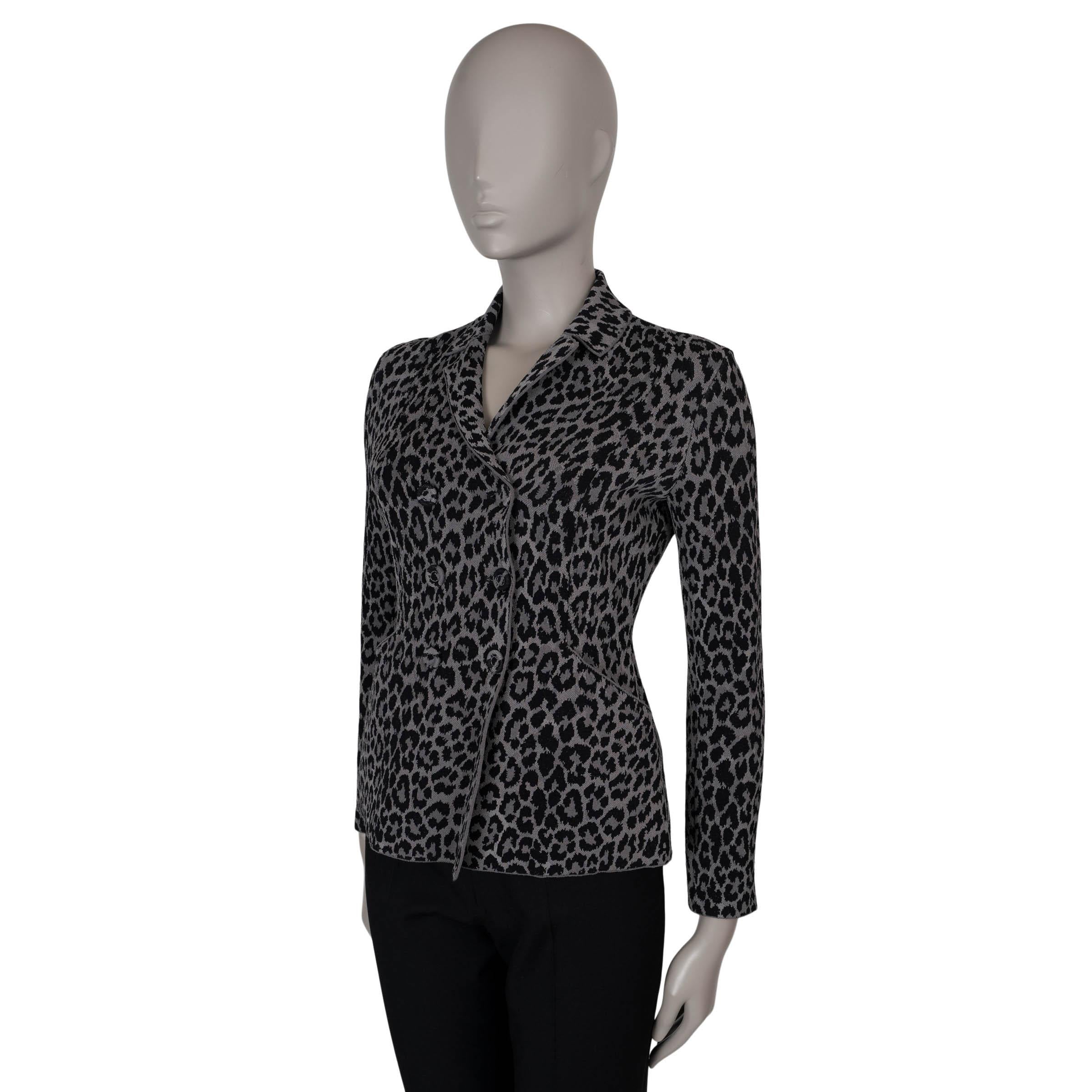 Questa giacca Christian Dior Mizza Bar in jersey grigio e nero leopardato, autentica al 100%, emana un look audace ma sofisticato. Realizzato in una morbida miscela di viscosa (76%), poliestere (15%), nylon (8%) e poliuretano (1%), presenta una