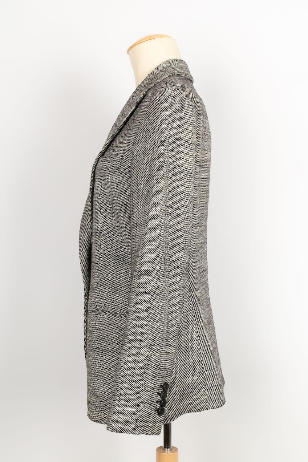 Dior - (Made in Italy) Grey wool and silk jacket. Size 40FR.

Additional information:
Condition: Very good condition
Dimensions: Shoulder width: 41 cm - Chest: 48 cm - Sleeve length: 61 cm - Length: 68 cm

Seller Reference: FV63