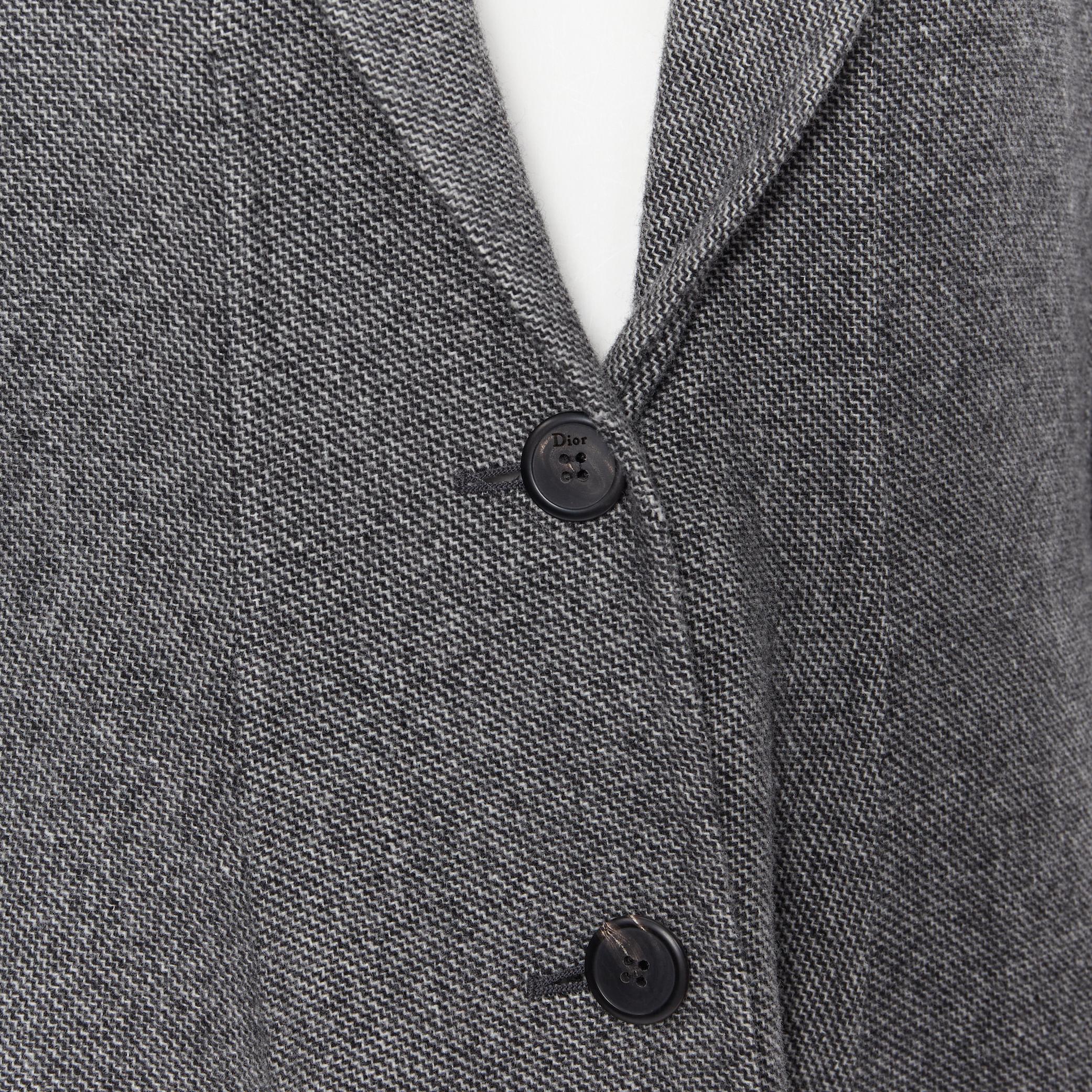 CHRISTIAN DIOR lana gris classic fit blazer acampanado vestido swing blazer FR42 L Referencia: GIYG/A00010 
Marca: Christian Dior 
Material: Lana 
Color: Gris 
Patrón: Sólido 
Cierre: Botón 
Detalle extra: Cuello abierto. Botón delantero. Dos