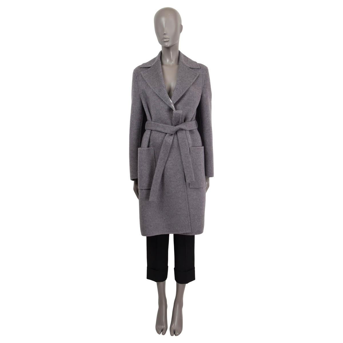 100% authentischer Christian Dior 2021 doppelseitiger Mantel aus grauer Wolle (99%) und Seide (1%) (bitte beachten Sie, dass das Inhaltsetikett fehlt). Mit zwei aufgesetzten Taschen auf der Vorderseite, langen Ärmeln und dem Dior Monogramm in Grau