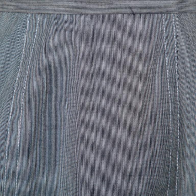 Kombinieren Sie diesen Rock von Christian Dior mit Ihrem Lieblingsoberteil und gehen Sie in einem lässigen und doch stilvollen Look aus. Sie ist aus grauer Wolle geschneidert, hat eine Bleistift-Passform und wird mit einem Reißverschluss hinten