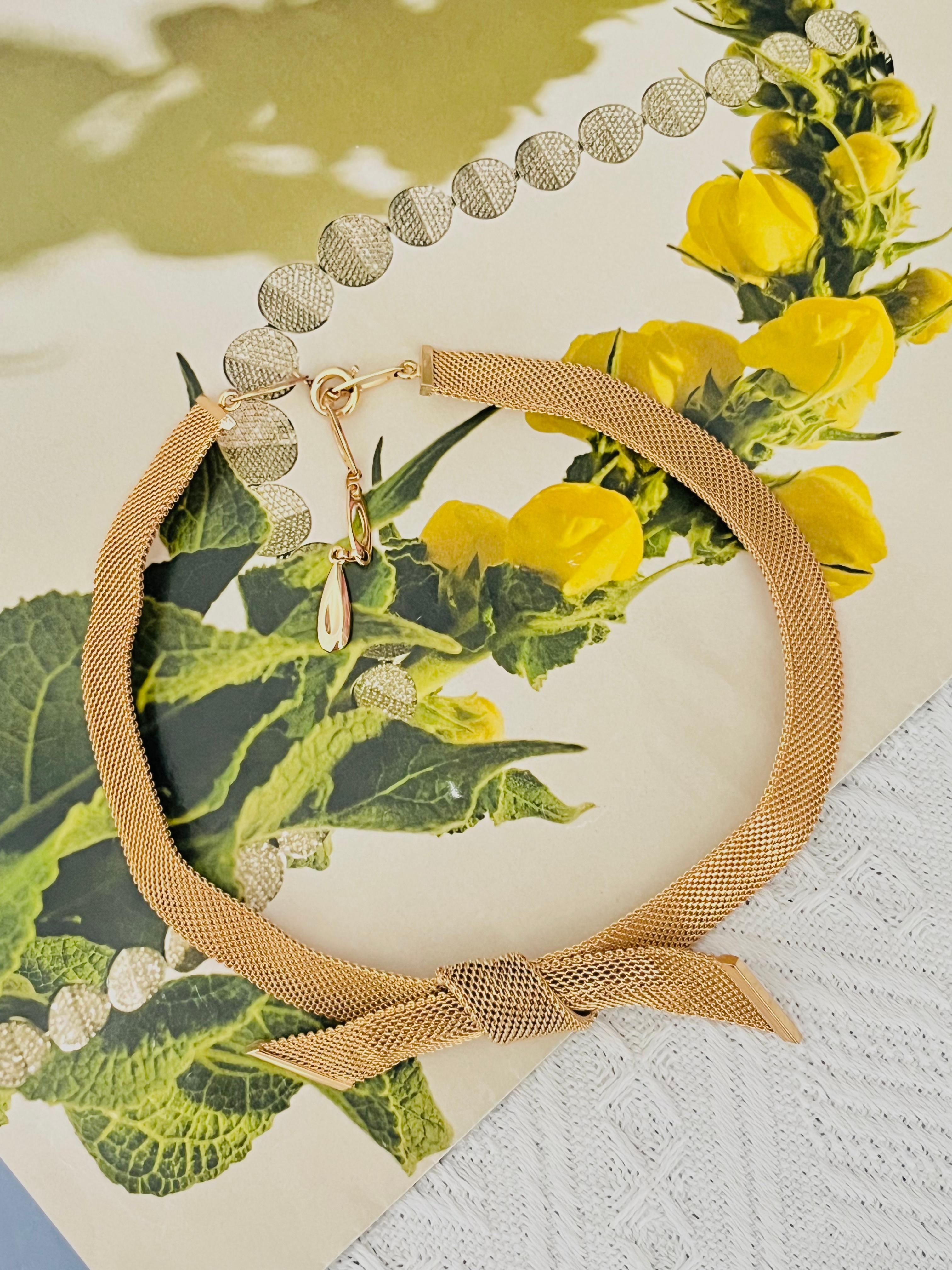 Christian Dior GROSSE 1958 Large Bow Ribbon Butterfly Mesh Woven Gold Necklace In Excellent Condition For Sale In Wokingham, England