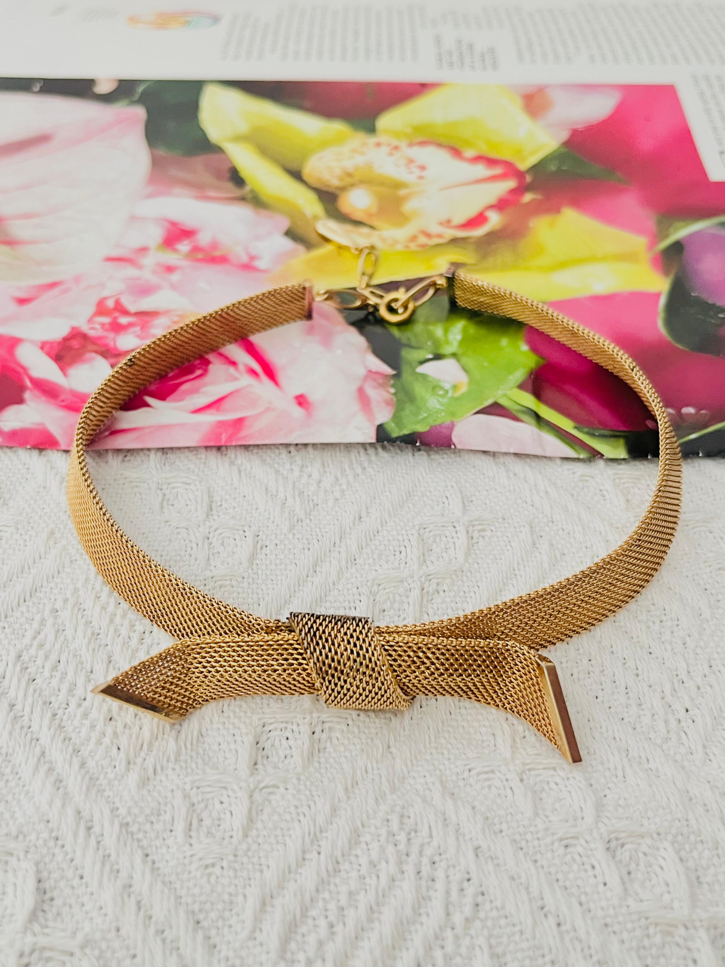 Christian Dior GROSSE 1958 Vintage Grande Nodo Fiocco Nastro Farfalla Tessuto Maglia Collare Choker, Placcato Oro

Ottime condizioni. Leggeri graffi o perdita di colore, alcuni scuri sul retro del ciondolo. 100% autentico. 

Molto bello. Molto raro