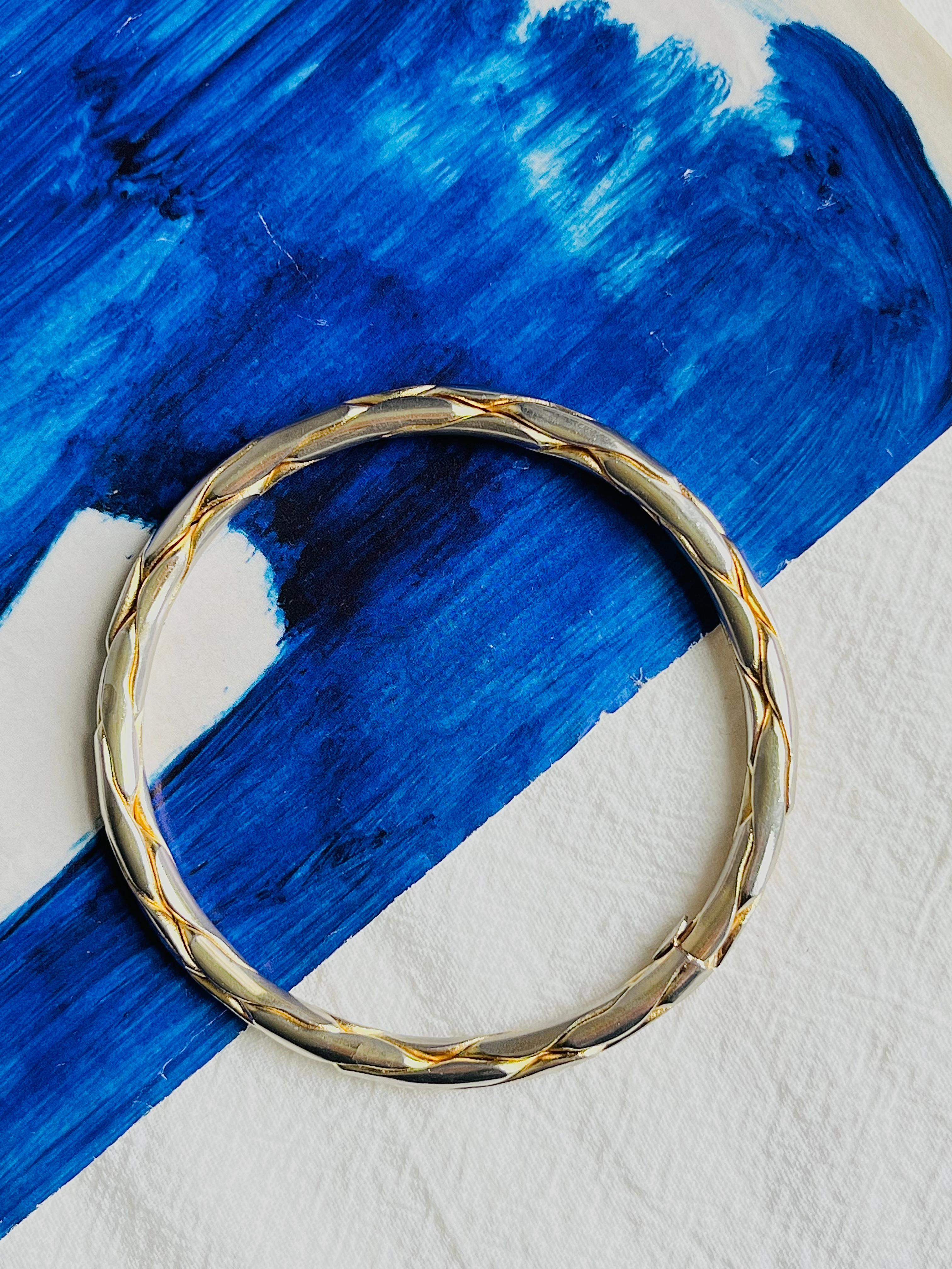 Christian Dior GROSSE 1958 Unisex Hinged Twist Spiral Chunky Bangle Bracelet, Gold Tone

A very beautiful bracelet by GROSSE, signed at the back. 100% Genuine.

Good condition, colour loss, but very good quality and still good to wear.

Size: