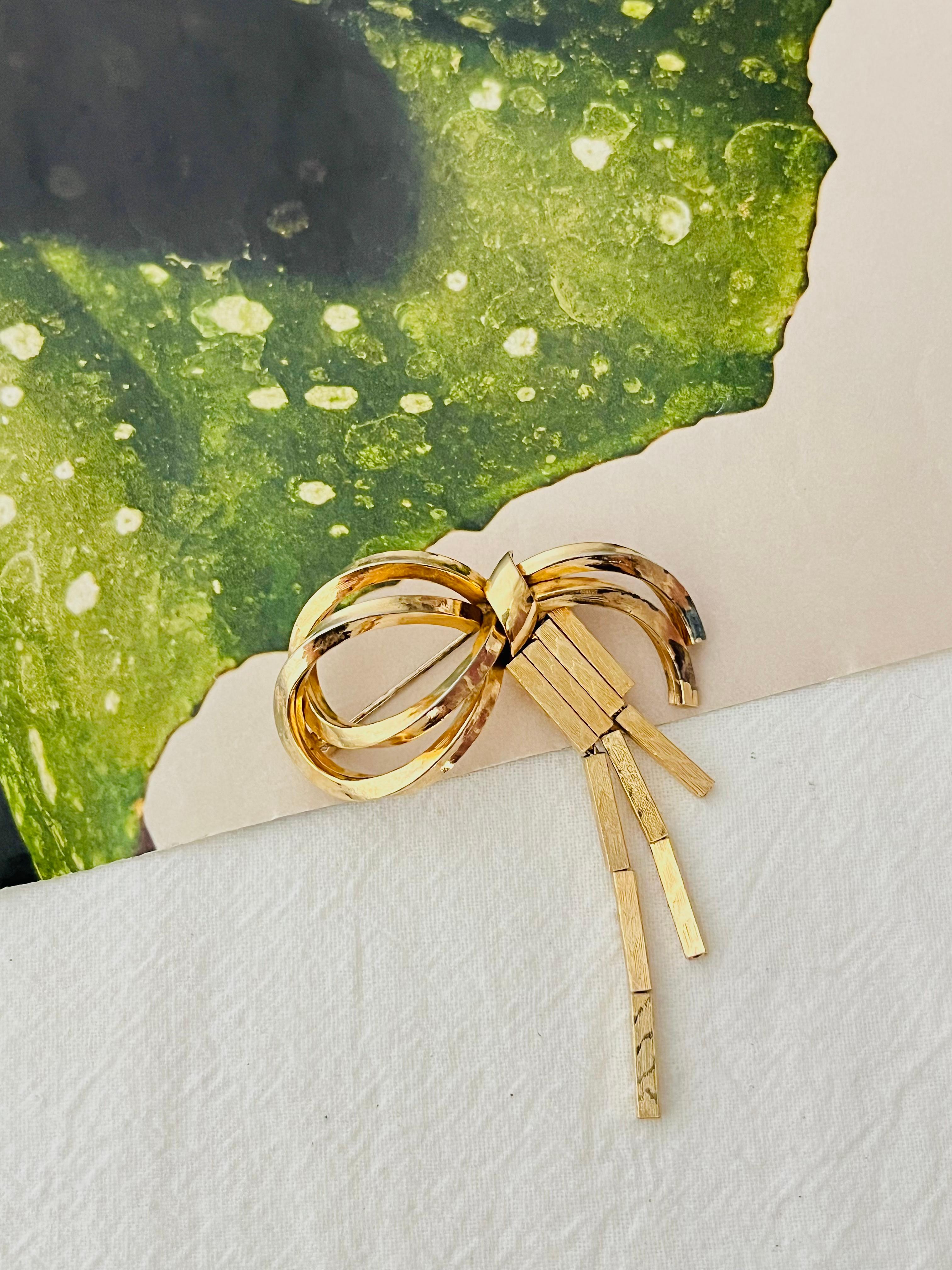 Christian Dior GROSSE 1958 Vintage Geometrische Doppelknoten Schleife Band Schmetterling Quaste Modernist Brosche, Gold-Ton

Guter Zustand. Einige leichte Kratzer und Farbverluste an der Seite und auf der Rückseite. 100% echt.

Ein Unikat. Diese
