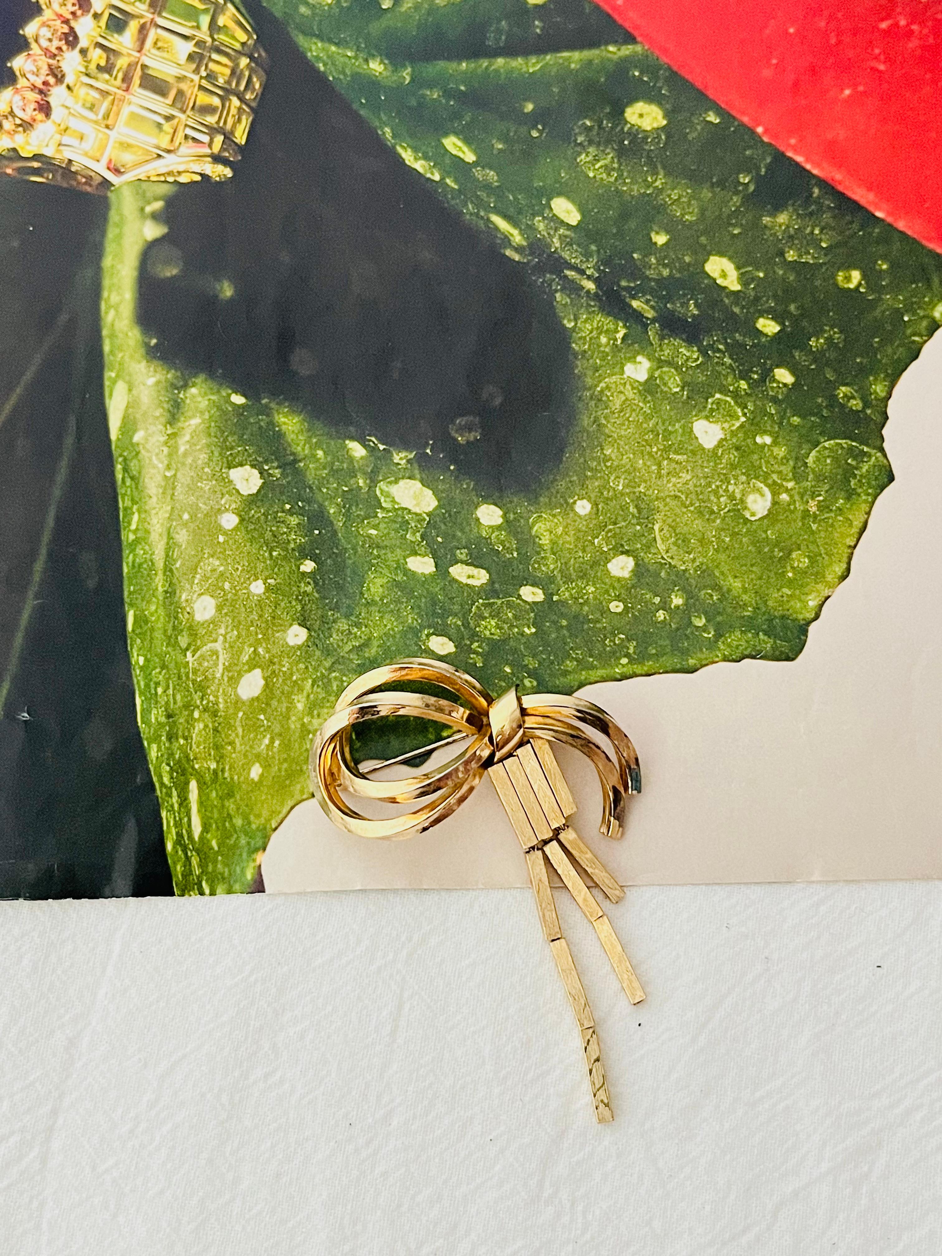 Christian Dior GROSSE 1958 Vintage Goldbrosche mit geometrischer Knotenschleife und Schleife mit Quaste und Quaste (Art déco)
