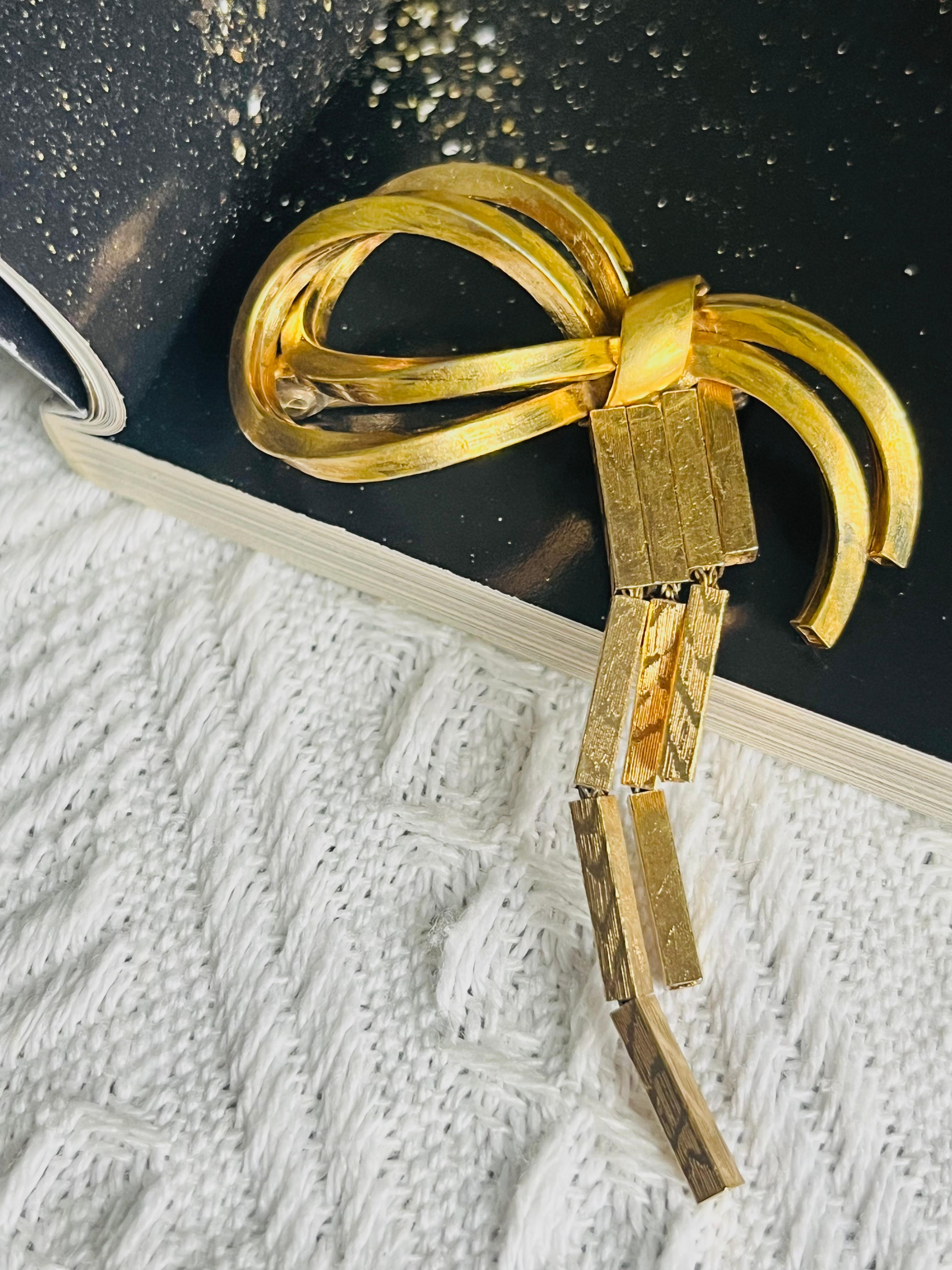 Art Deco Christian Dior GROSSE 1958 Vintage Geometric Knot Bow Ribbon Tassel Gold Brooch For Sale