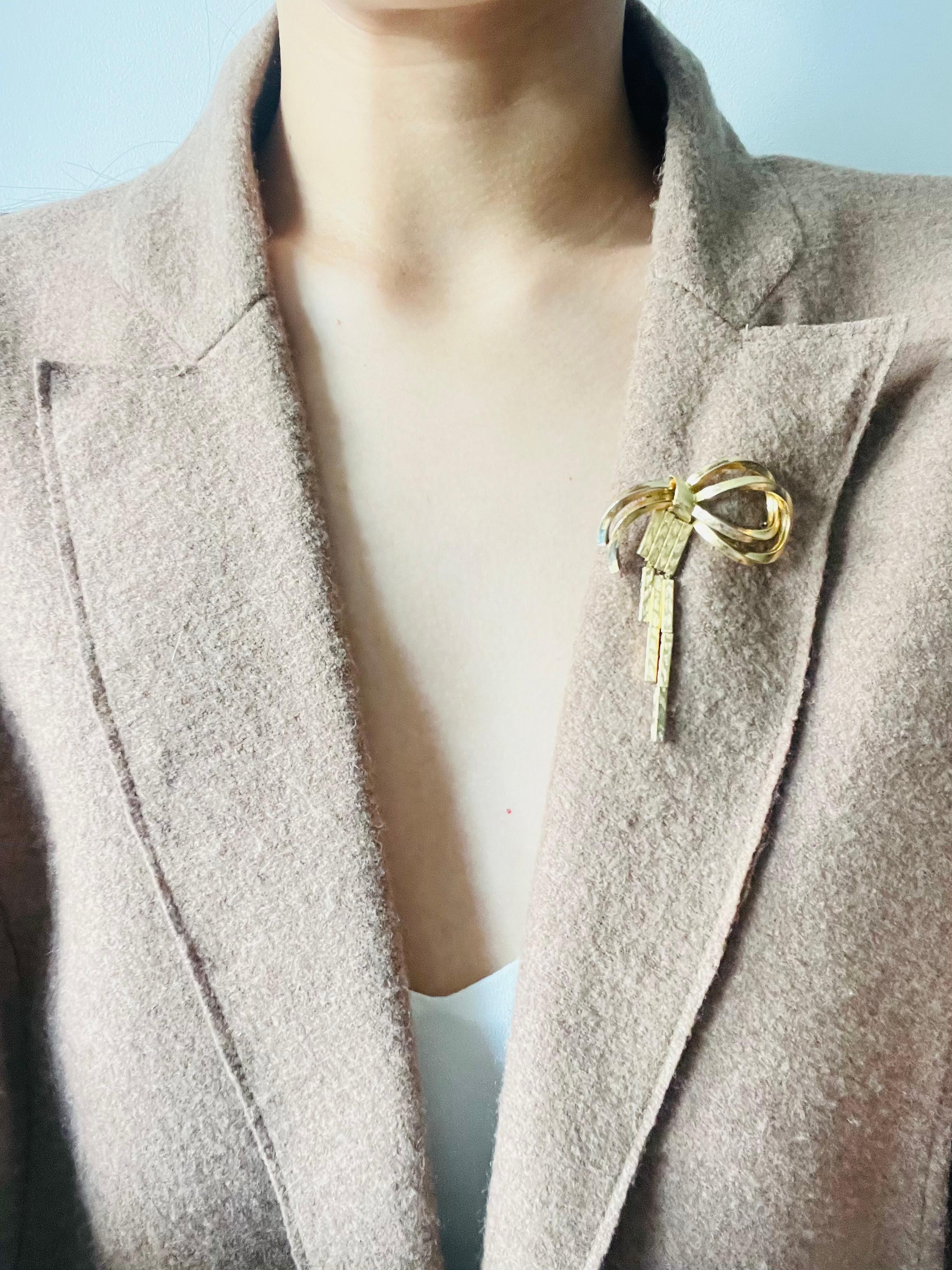 Christian Dior GROSSE 1958 Vintage Goldbrosche mit geometrischer Knotenschleife und Schleife mit Quaste und Quaste für Damen oder Herren