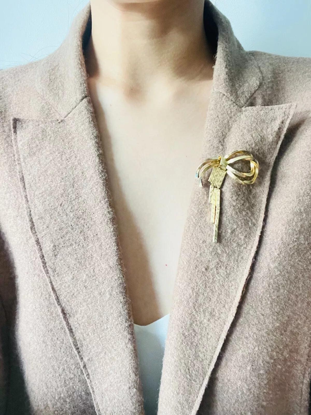 Women's or Men's Christian Dior GROSSE 1958 Vintage Geometric Knot Bow Ribbon Tassel Gold Brooch For Sale