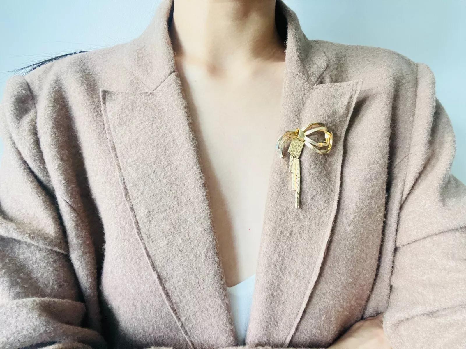 Christian Dior GROSSE 1958 Vintage Geometric Knot Bow Ribbon Tassel Gold Brooch For Sale 1