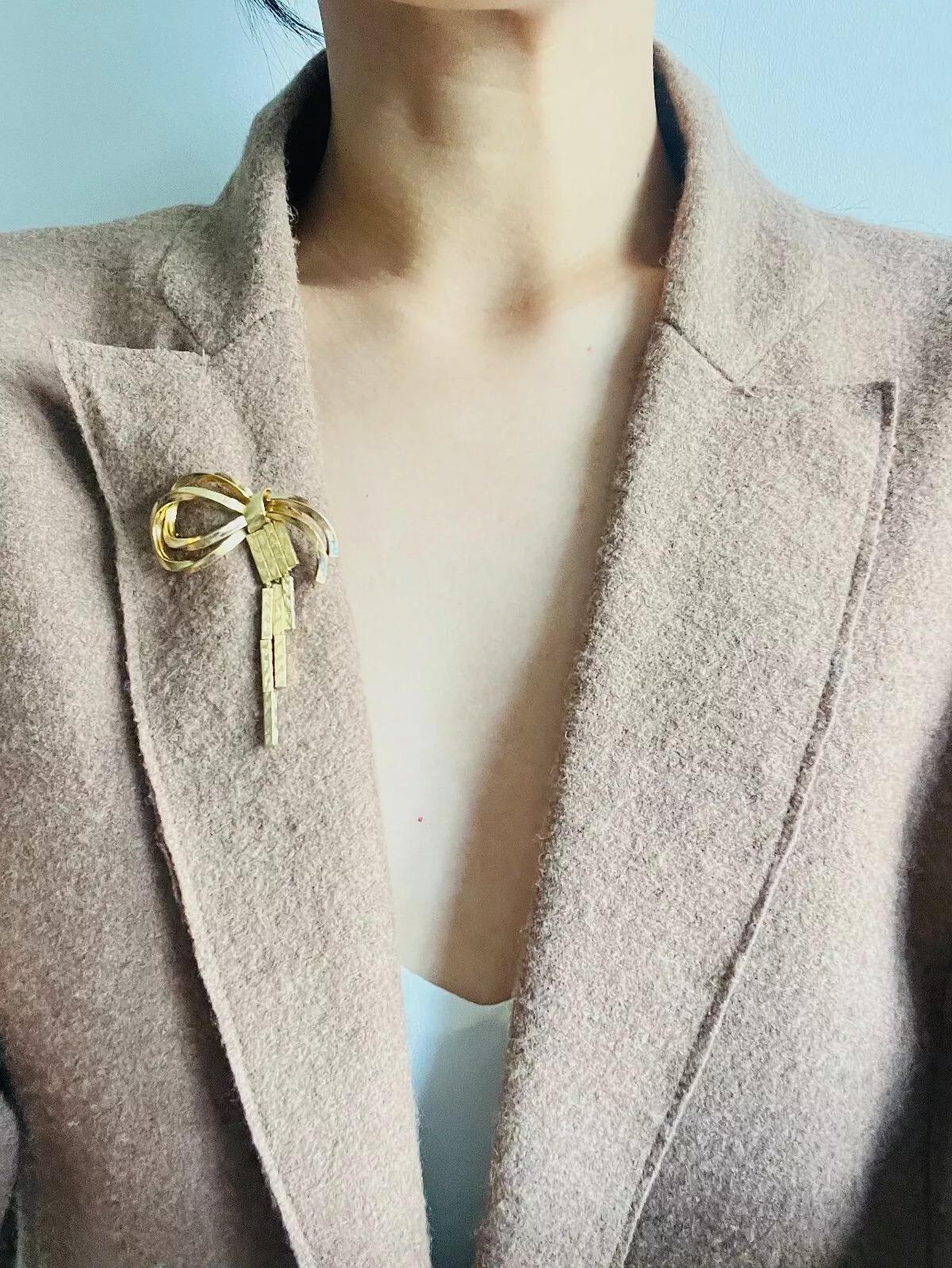Christian Dior GROSSE 1958 Vintage Geometric Knot Bow Ribbon Tassel Gold Brooch For Sale 2