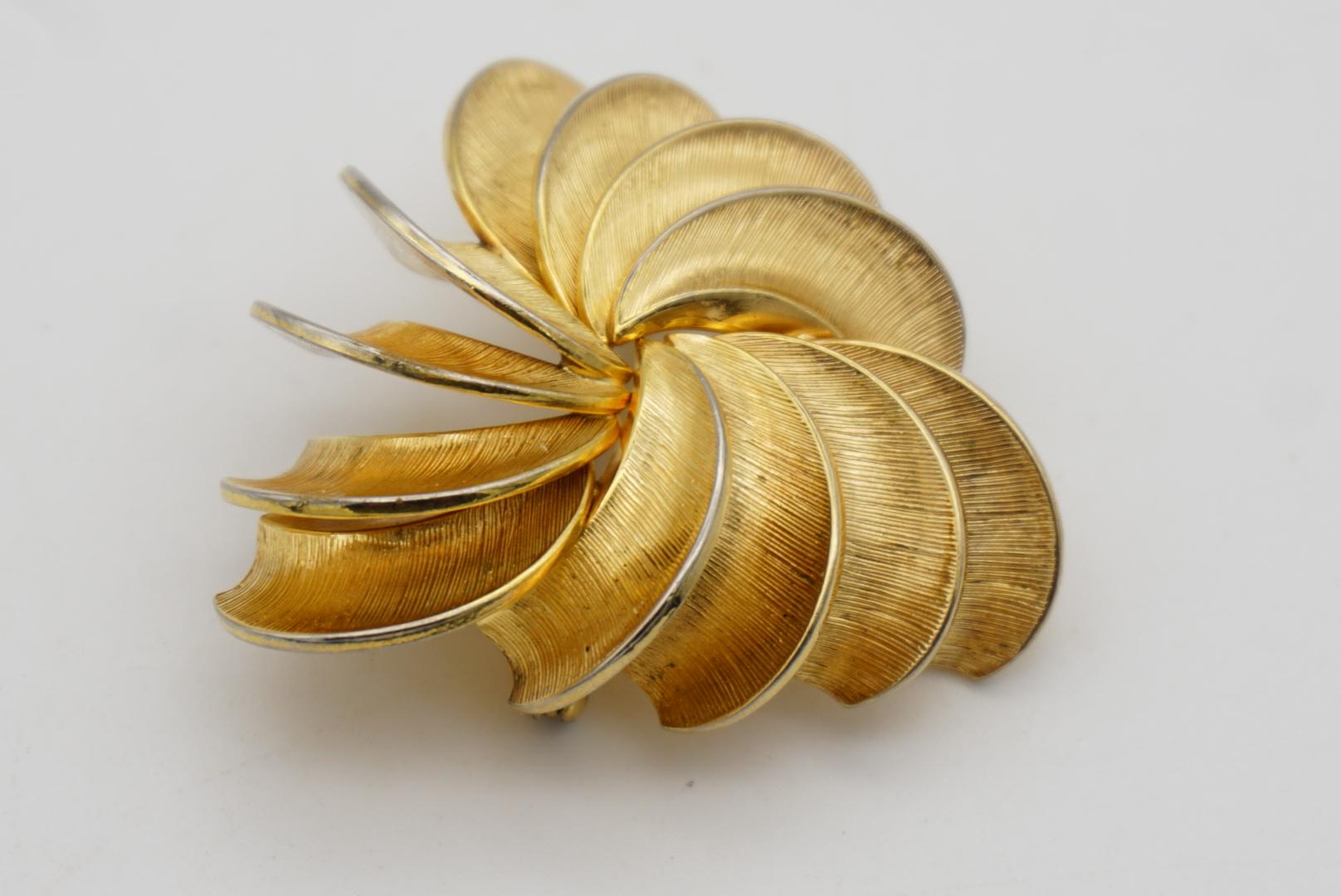 Christian Dior GROSSE 1958 Vintage Swirl Twist Fan Blade Triangle Gold Brooch  For Sale 3