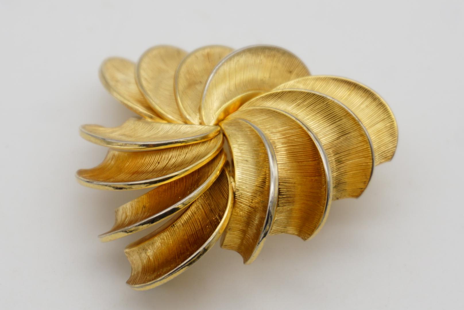 Christian Dior GROSSE 1958 Vintage Swirl Twist Fan Blade Triangle Gold Brooch  For Sale 4